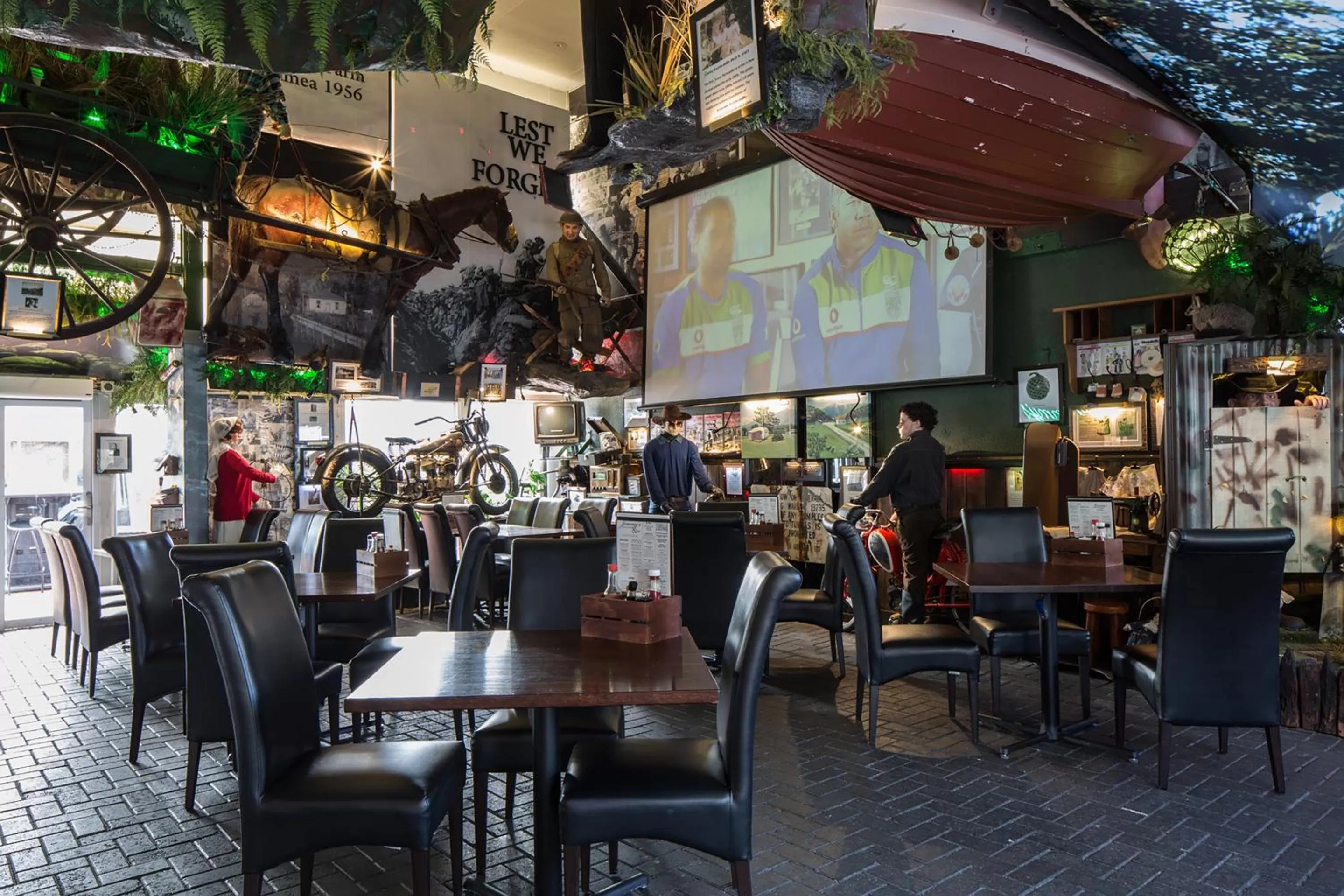 Restaurant/places to eat in Pavilions Hotel