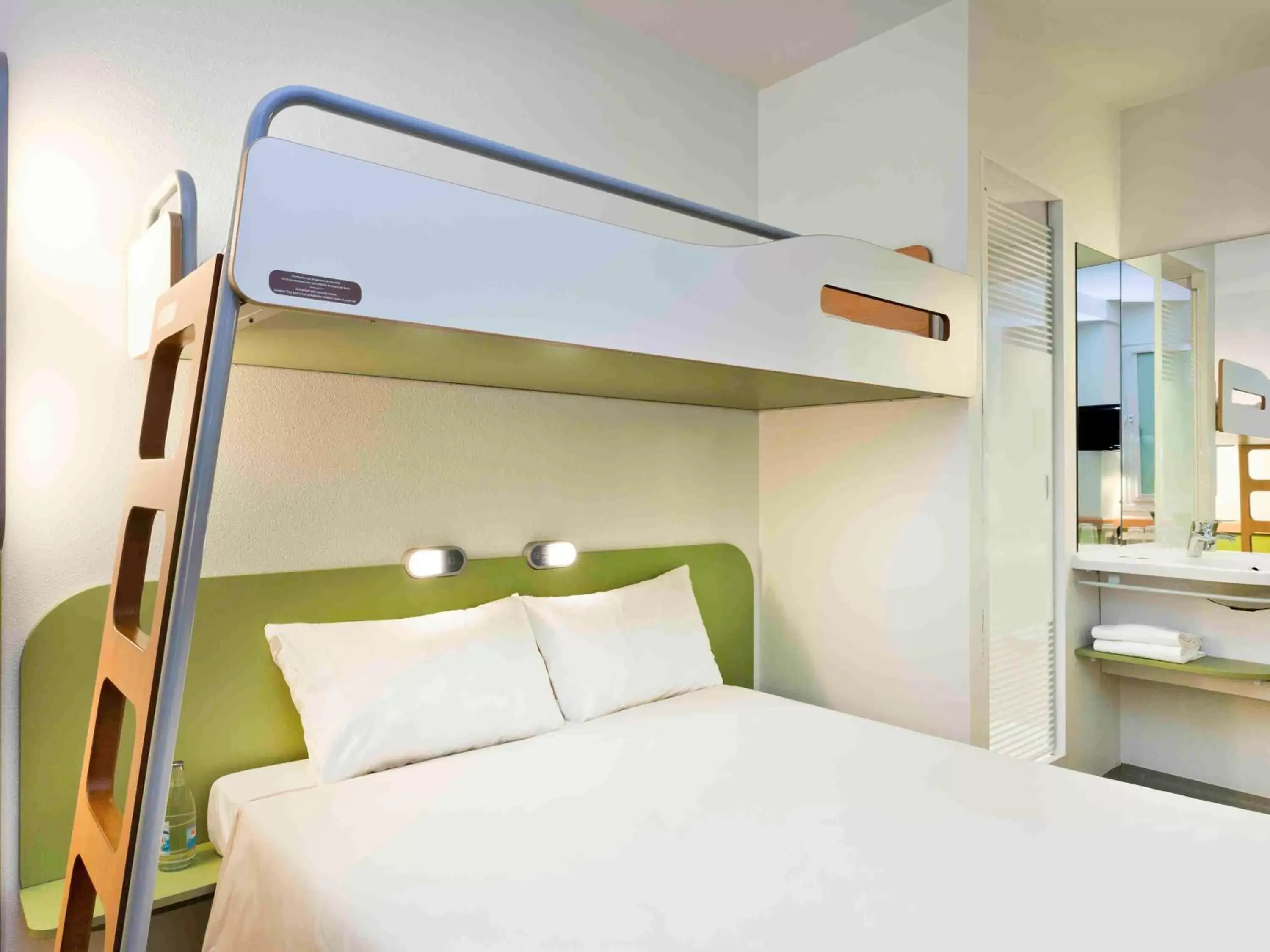 Photo of the whole room, Bunk Bed in ibis budget Lyon Est Chaponnay