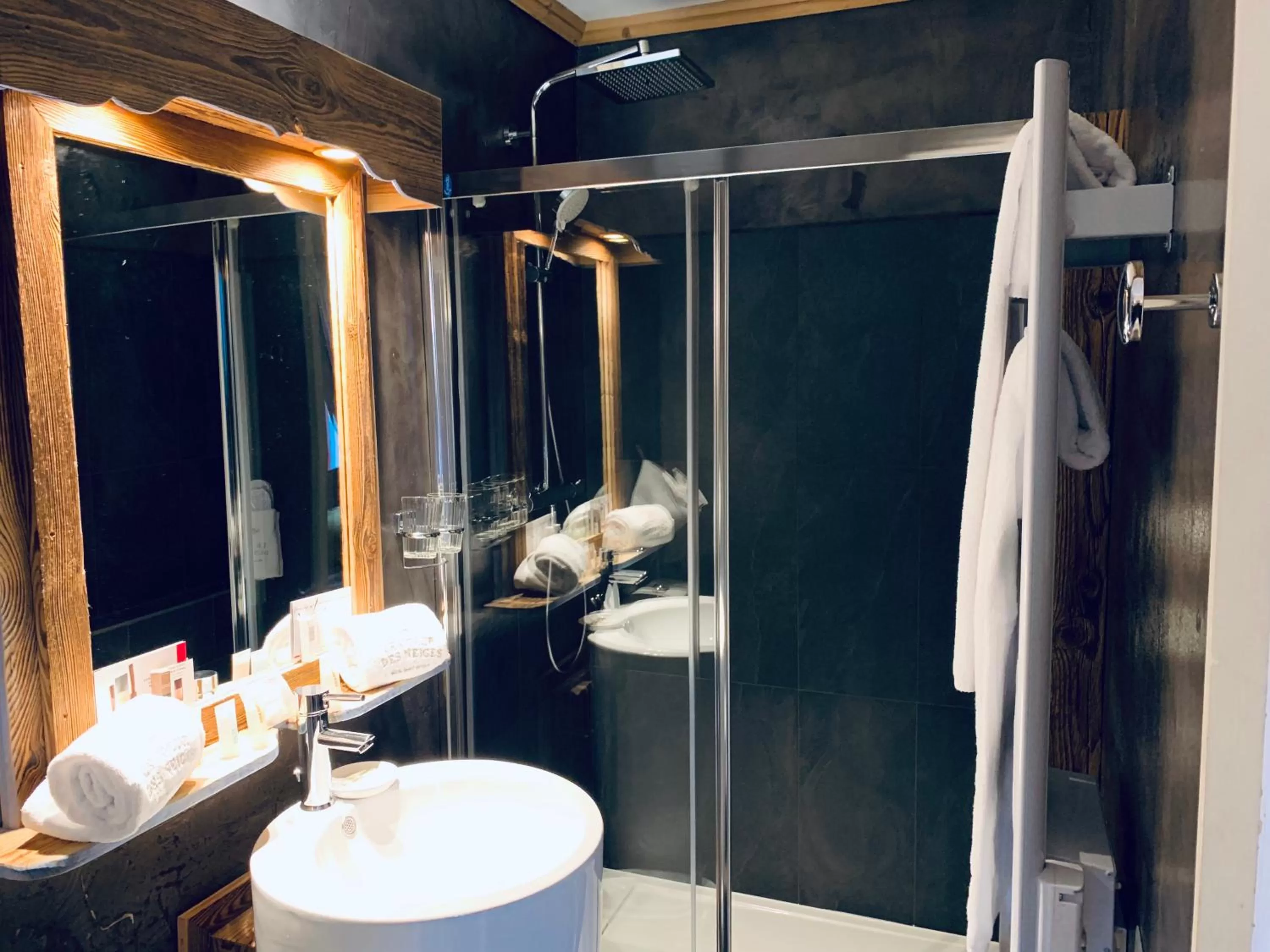 Shower in Coeur des Neiges