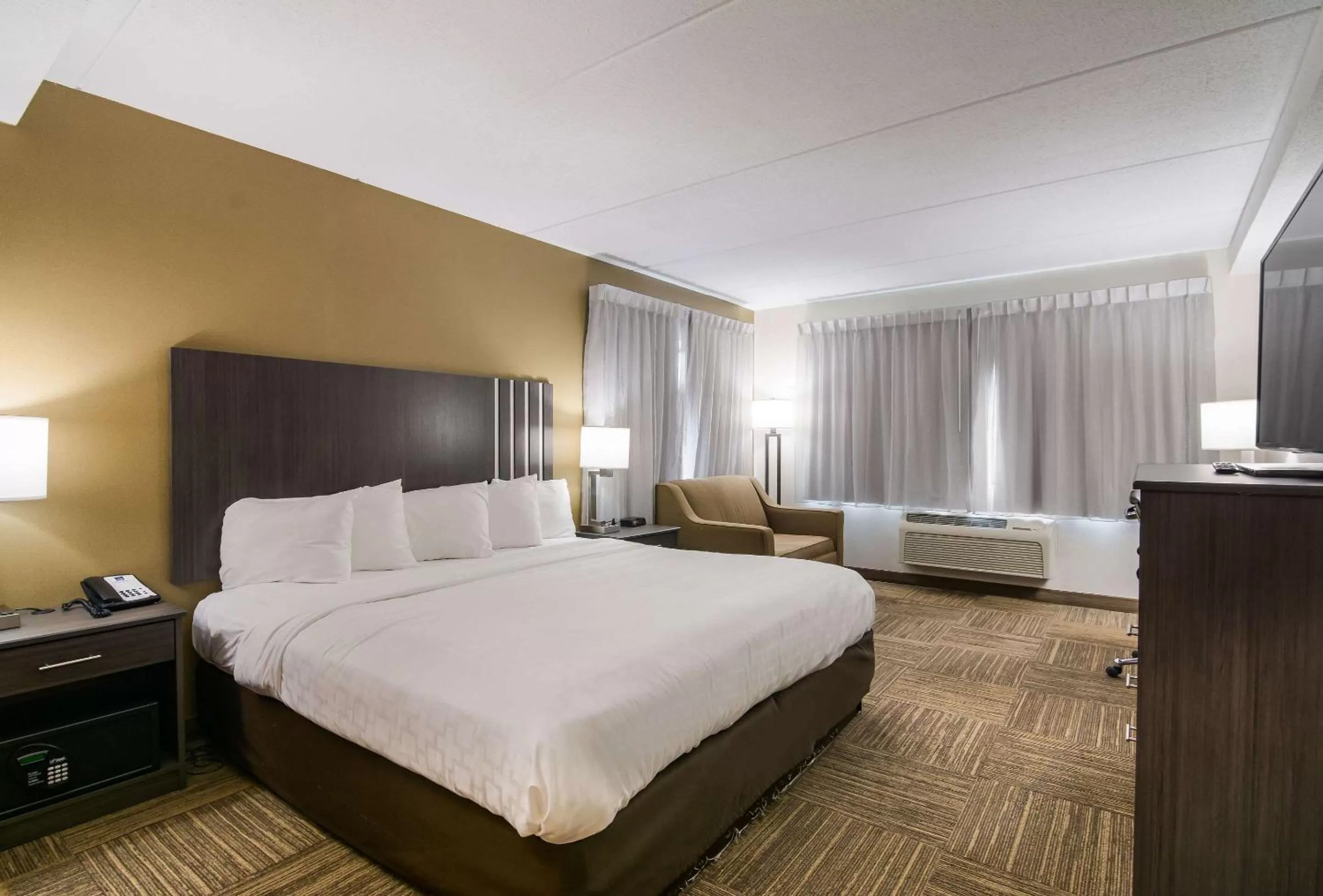 Photo of the whole room, Bed in Clarion Pointe Jamestown - Falconer