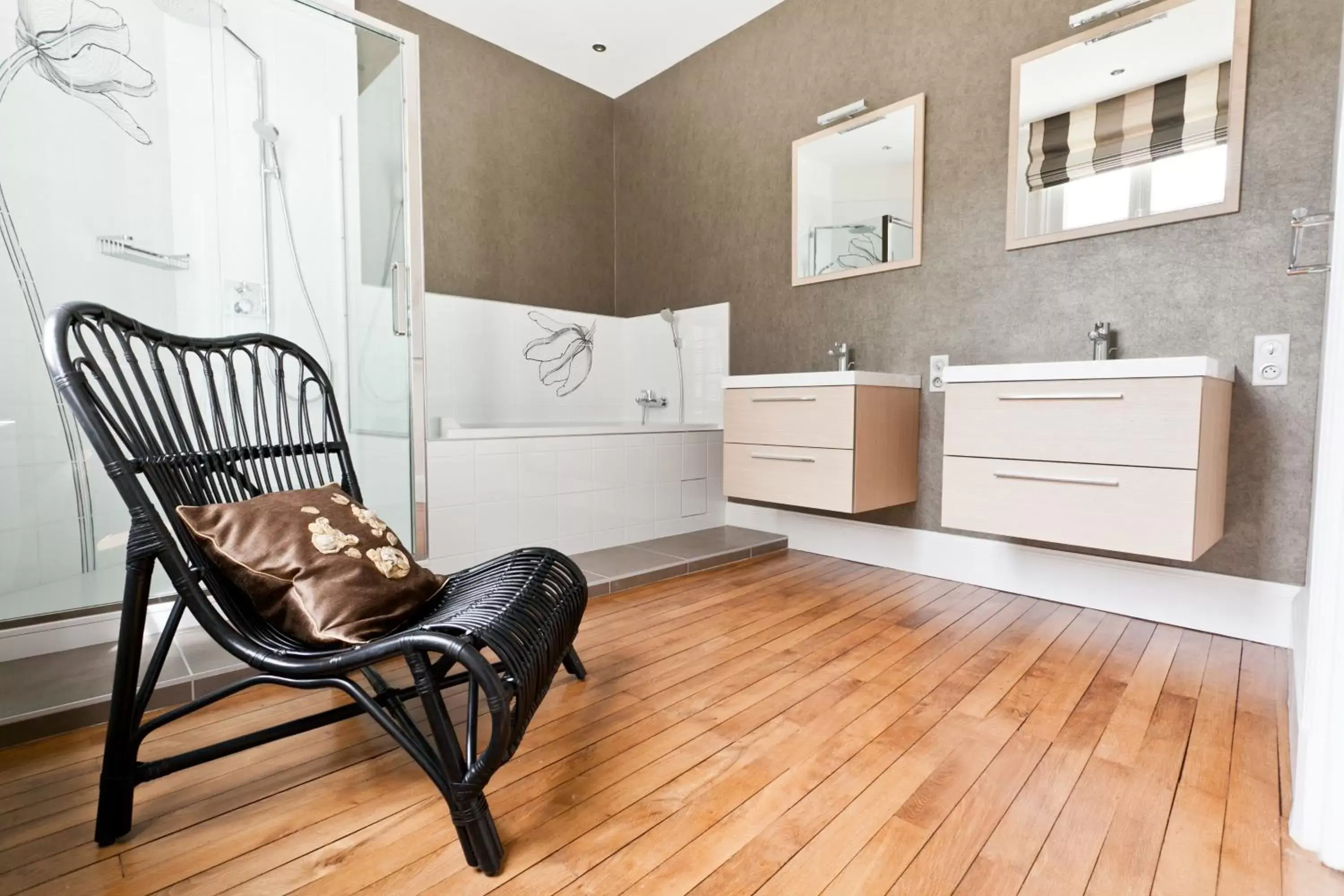 Bathroom, Seating Area in La Maison Jules