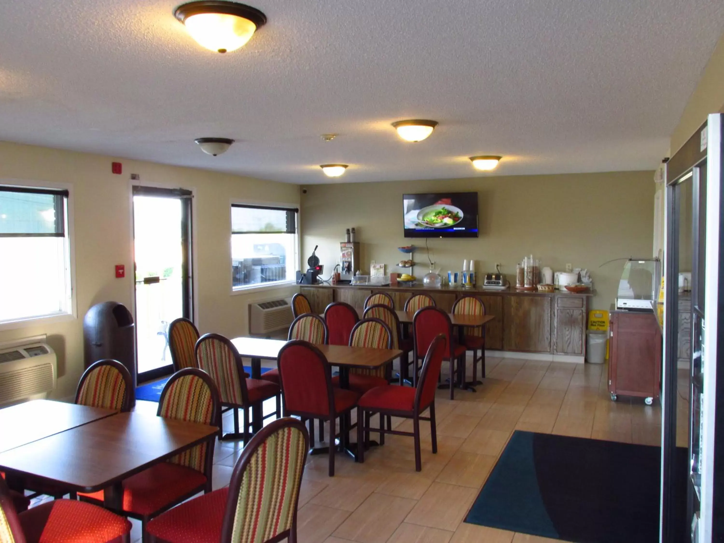 Restaurant/Places to Eat in Americas Best Value Inn-Celina