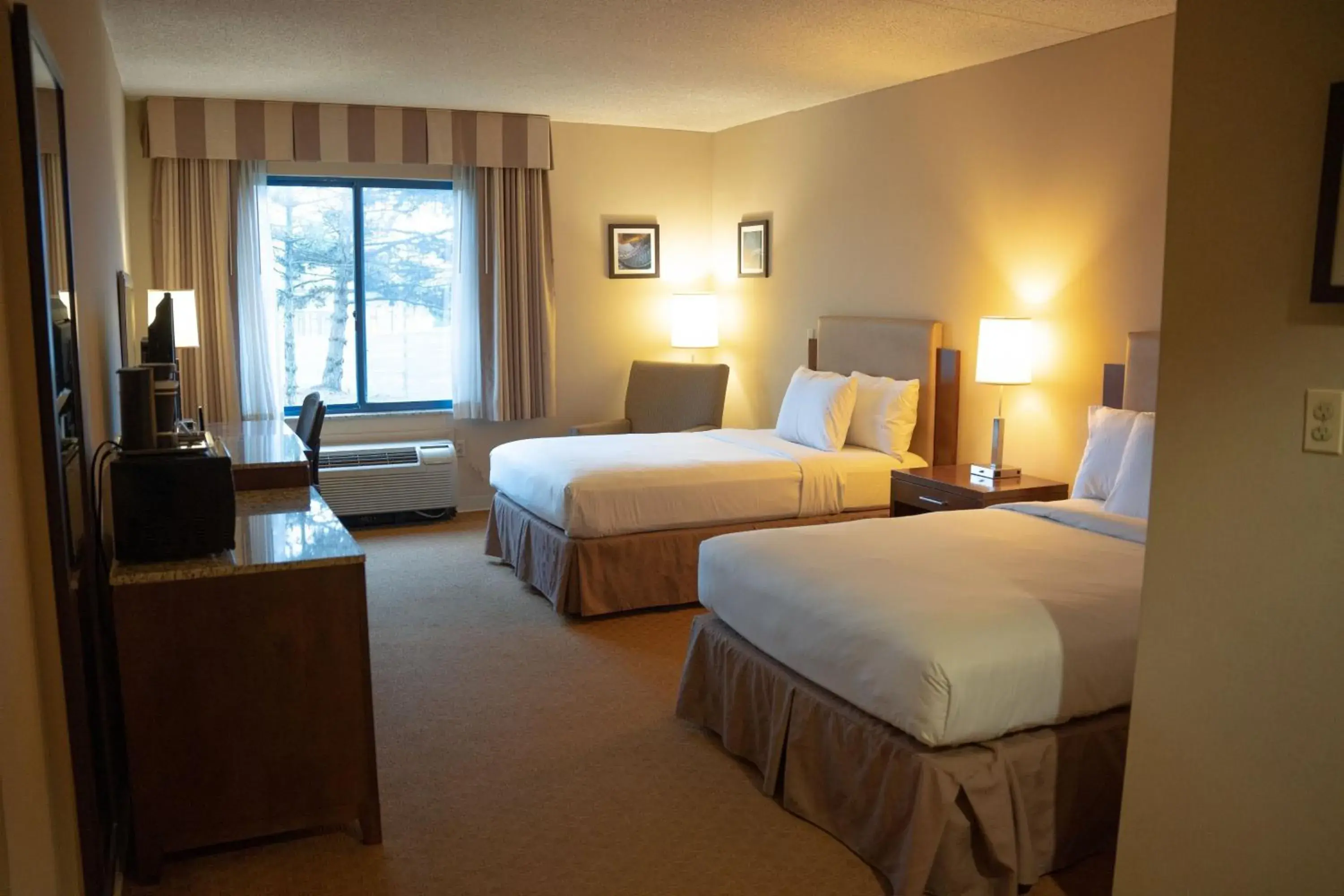 Photo of the whole room, Bed in Delta Hotels by Marriott Toledo
