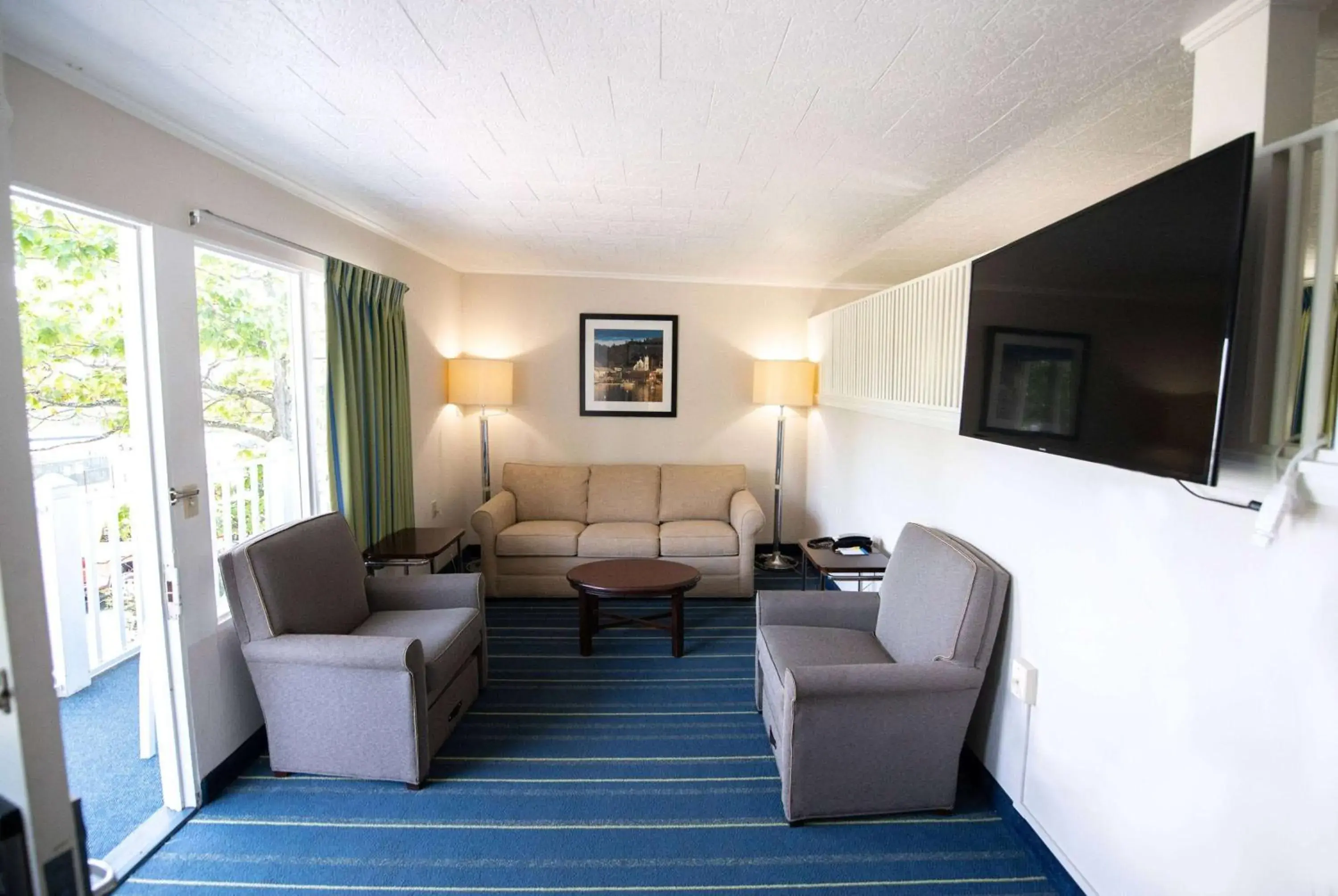 Photo of the whole room, Seating Area in Days Inn by Wyndham Bar Harbor