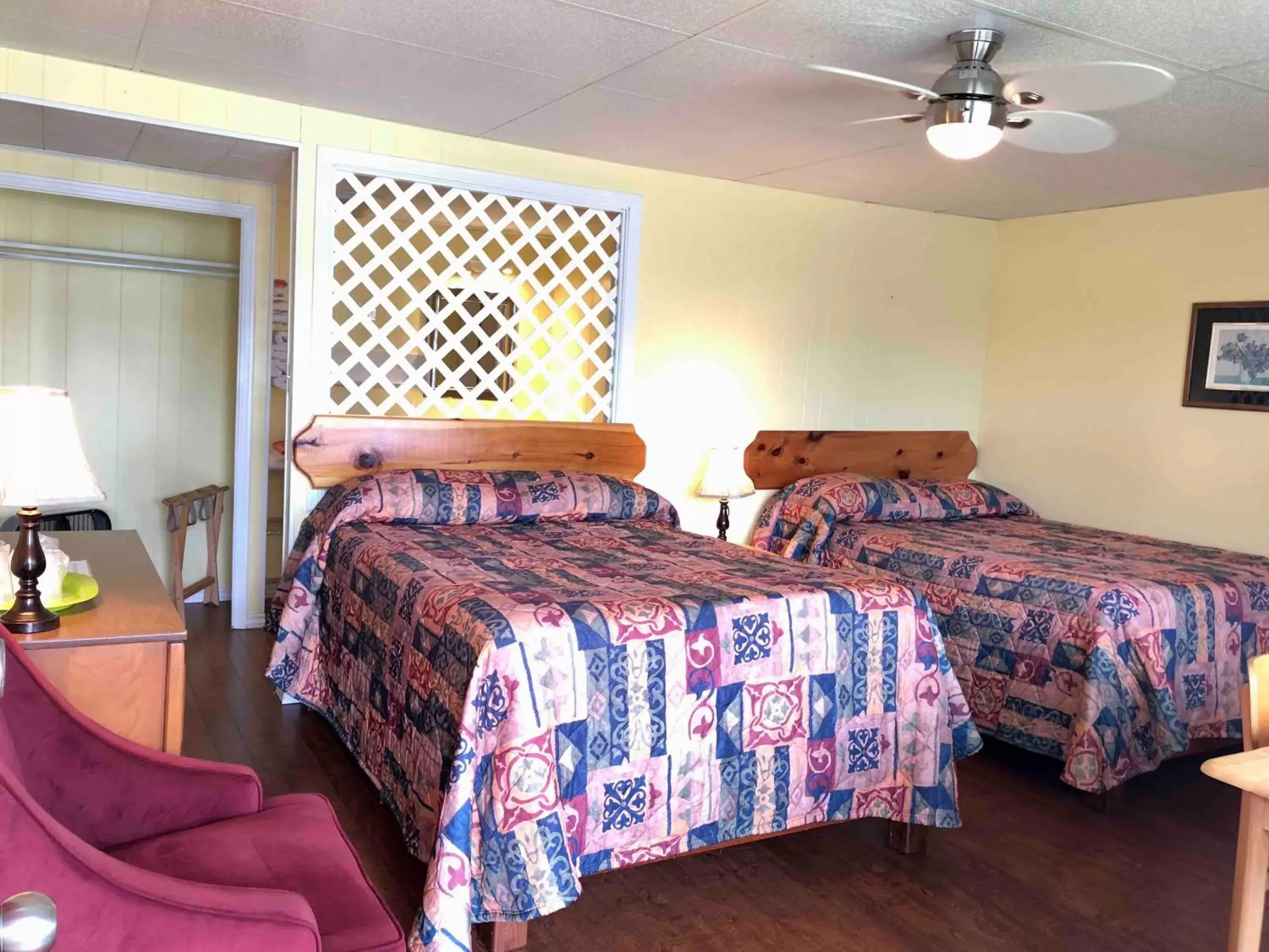 Photo of the whole room, Bed in Lakelawn B&B and Motel