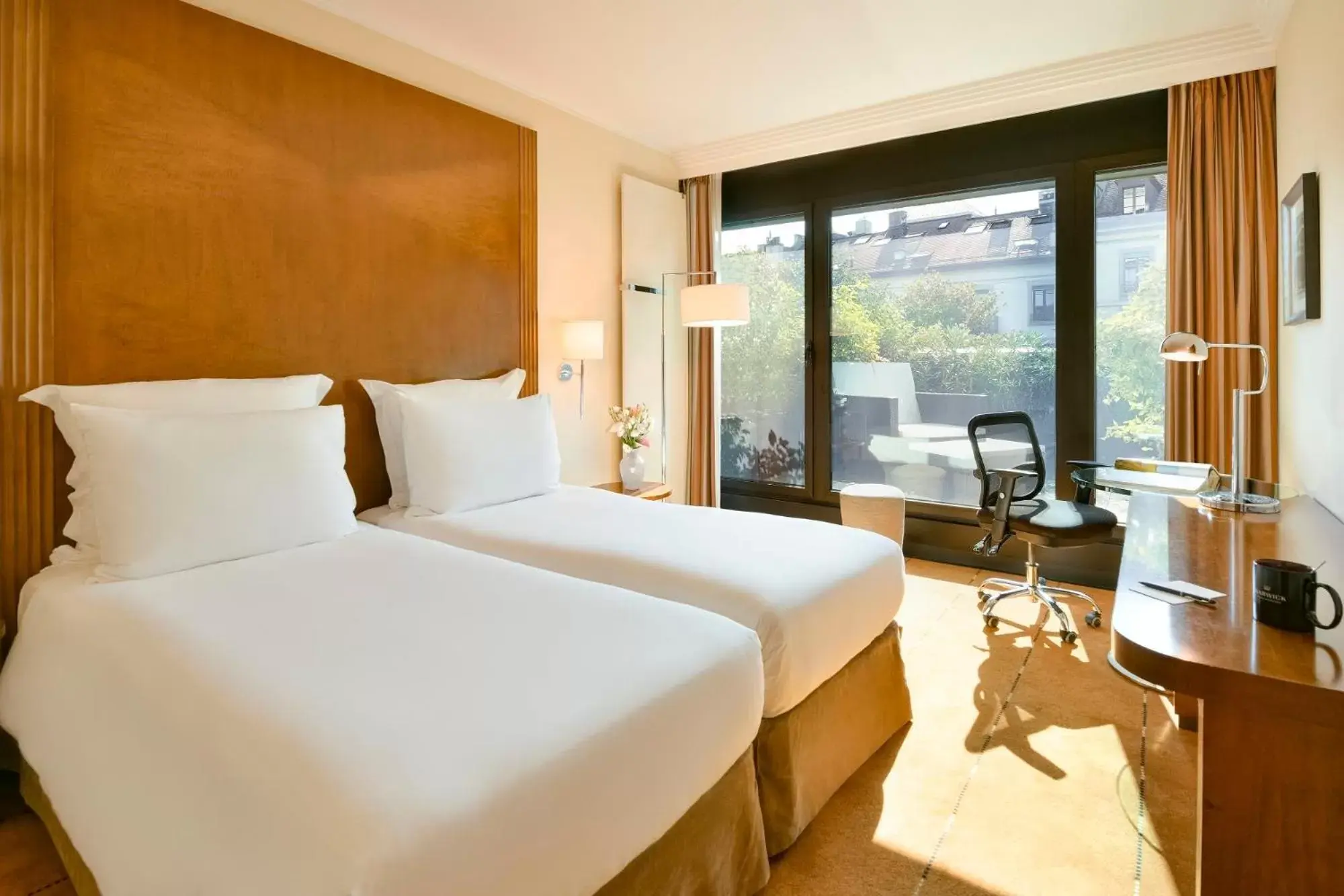 Photo of the whole room, Bed in Warwick Geneva Photo of the whole room, Bed in Warwick Geneva