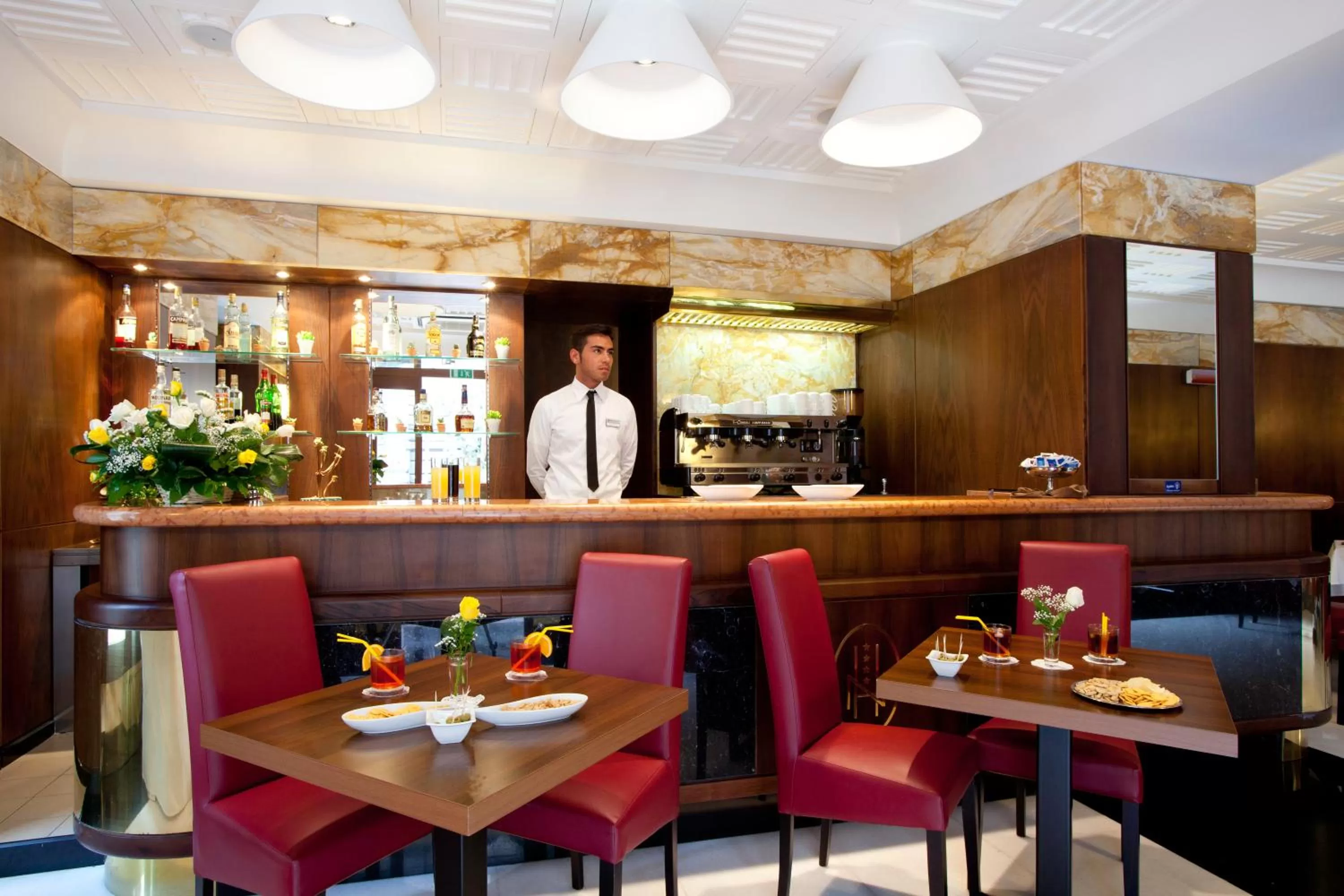 Restaurant/places to eat in Hotel Naples