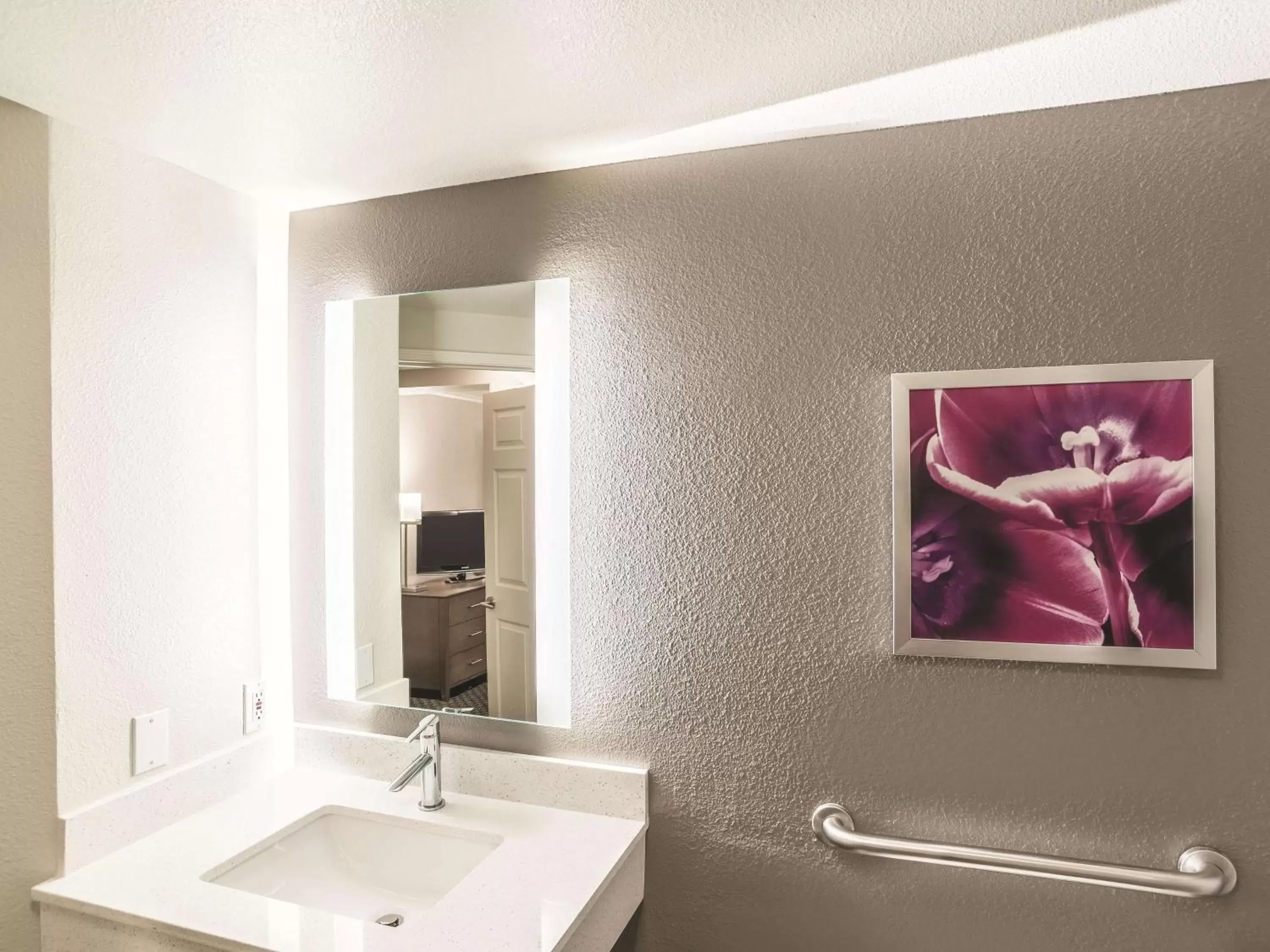 Photo of the whole room, Bathroom in La Quinta by Wyndham Flagstaff