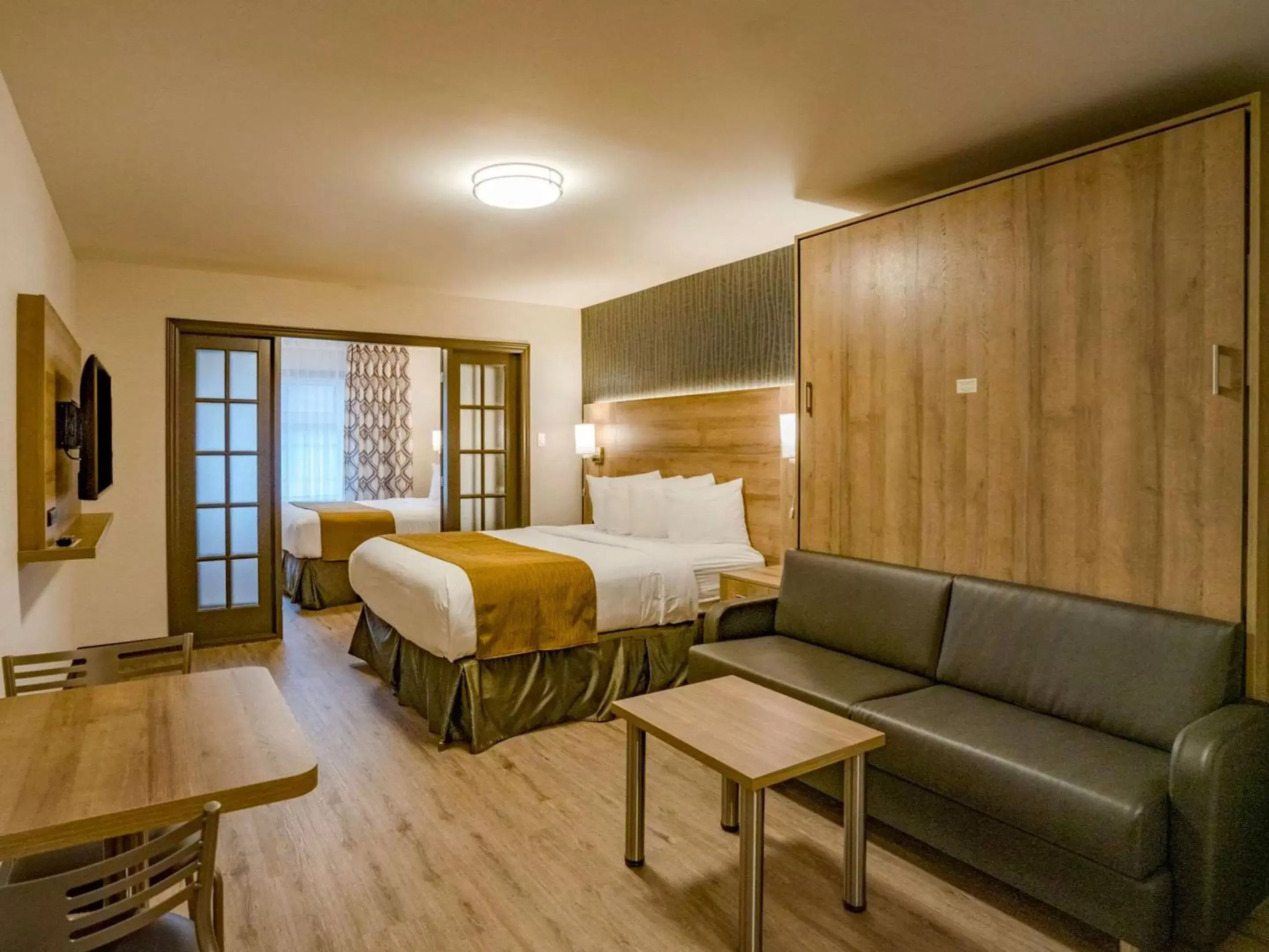 Bedroom in Hôtel Quality Suites Drummondville