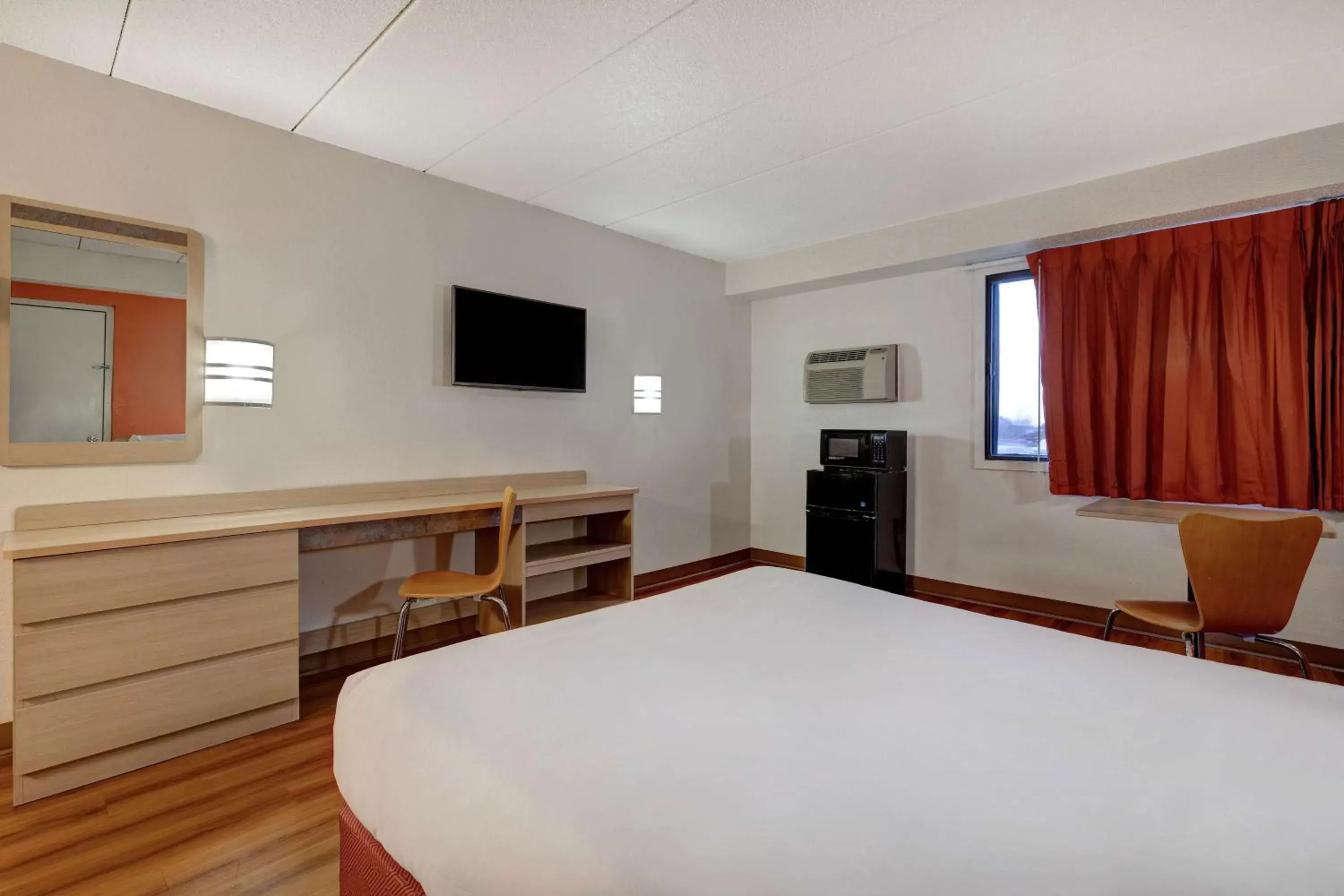 Bedroom, Bed in Motel 6-Lakeville, MN - South - Lakeville