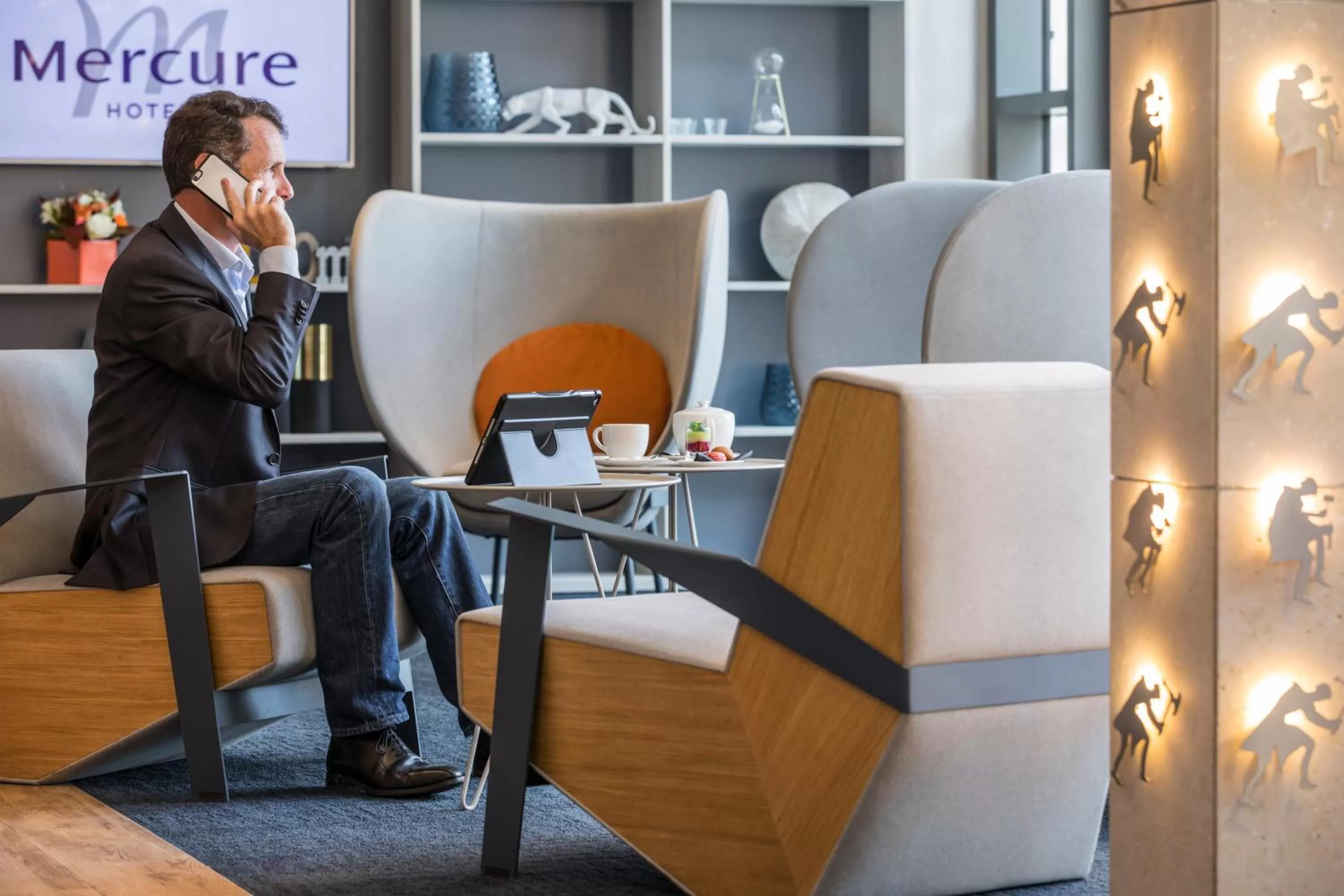 Communal lounge/ TV room in Mercure Beauvais Centre Cathédrale