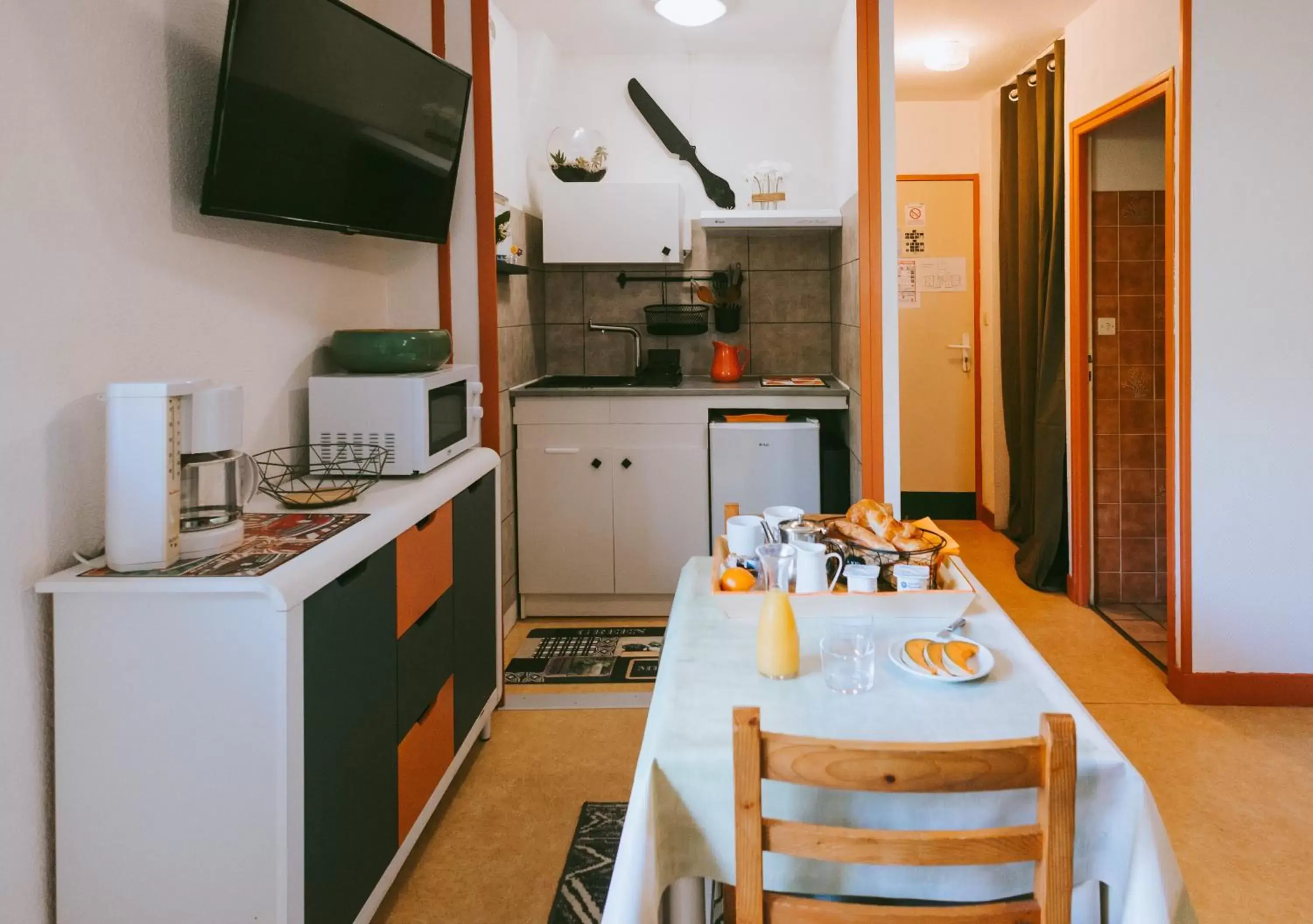 Kitchen/Kitchenette in Hôtel Studios Les Acacias