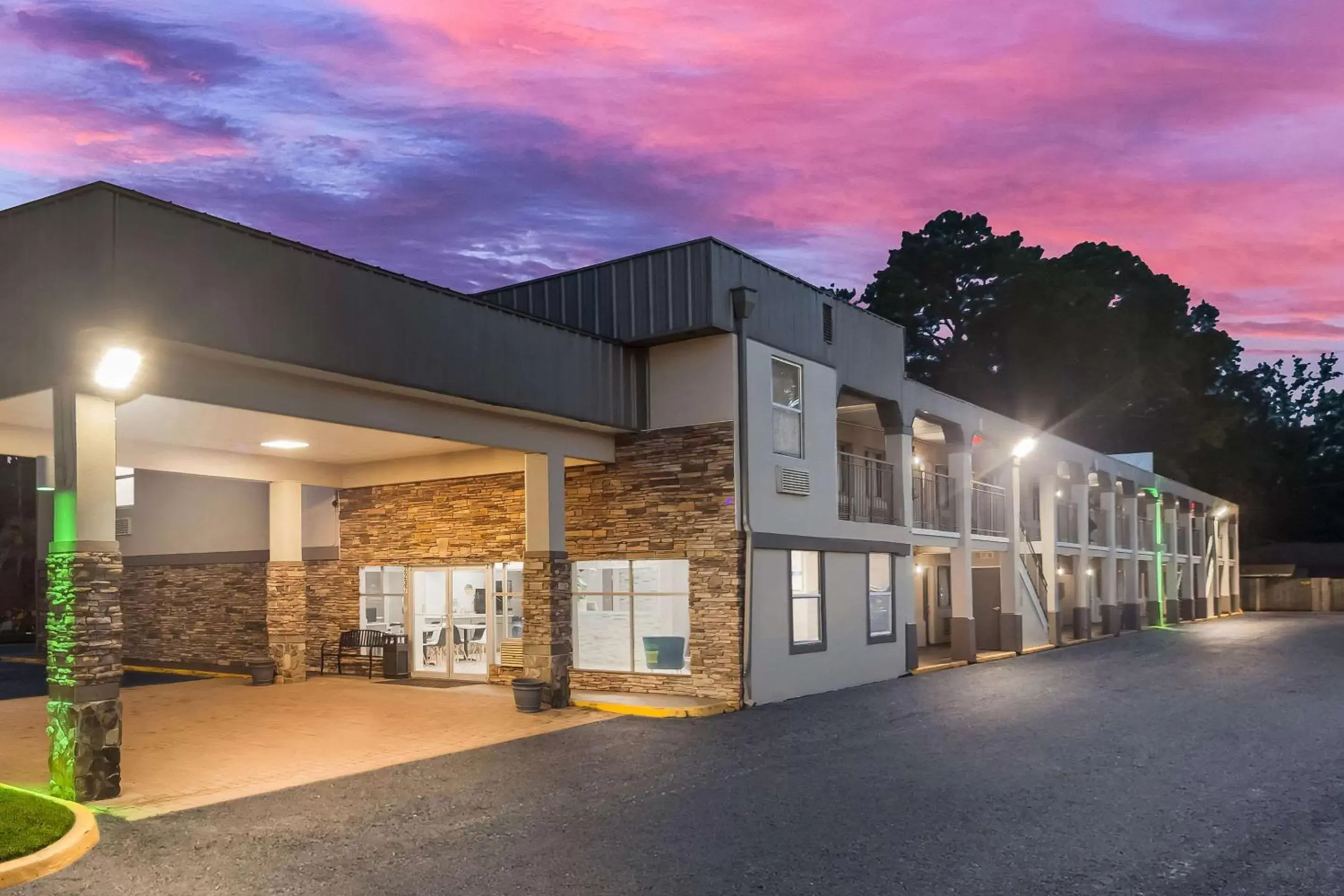 Property building in Quality Inn Charleston - West Ashley Property building in Quality Inn Charleston - West Ashley