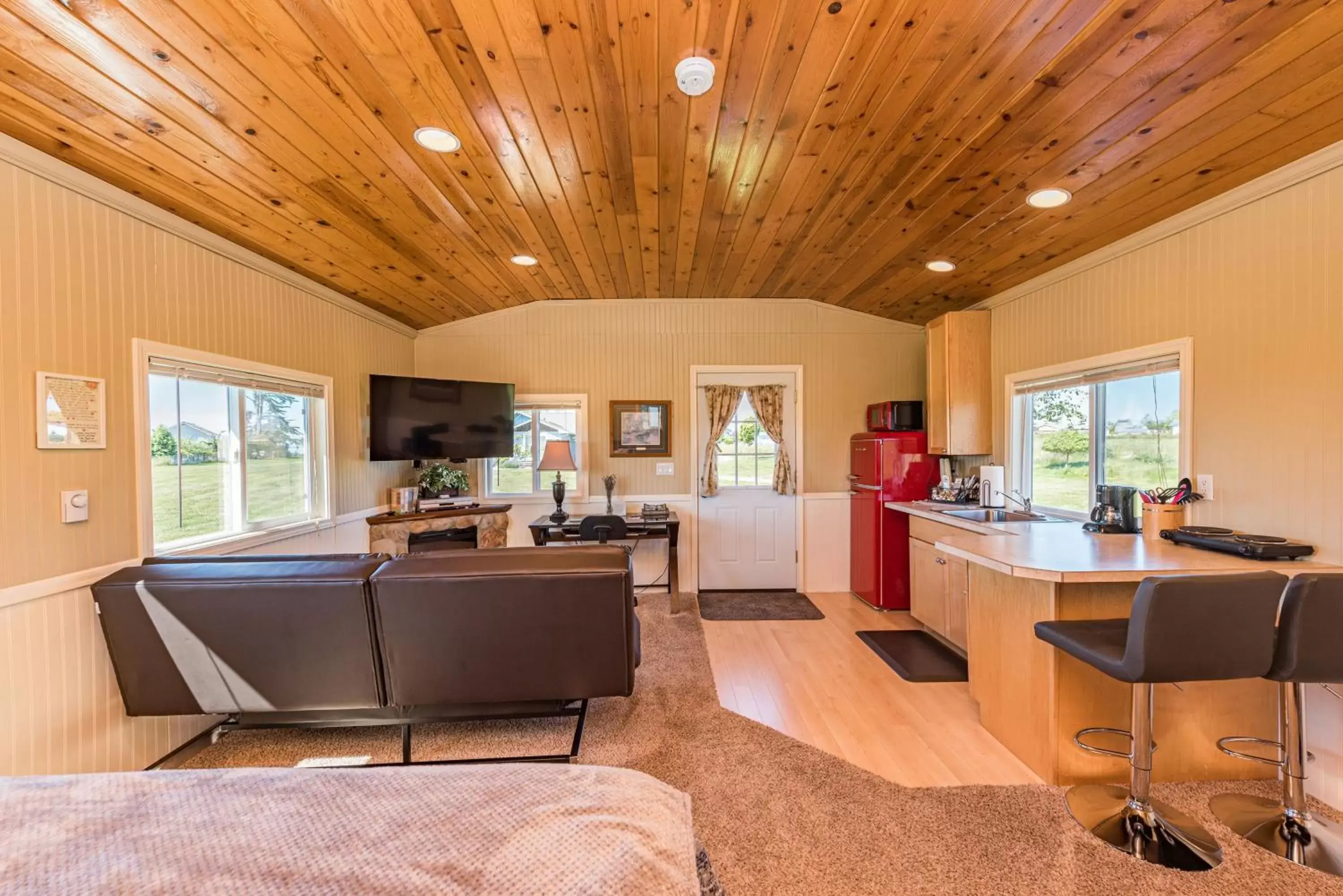 Kitchen or kitchenette, Lobby/Reception in Juan de Fuca Cottages