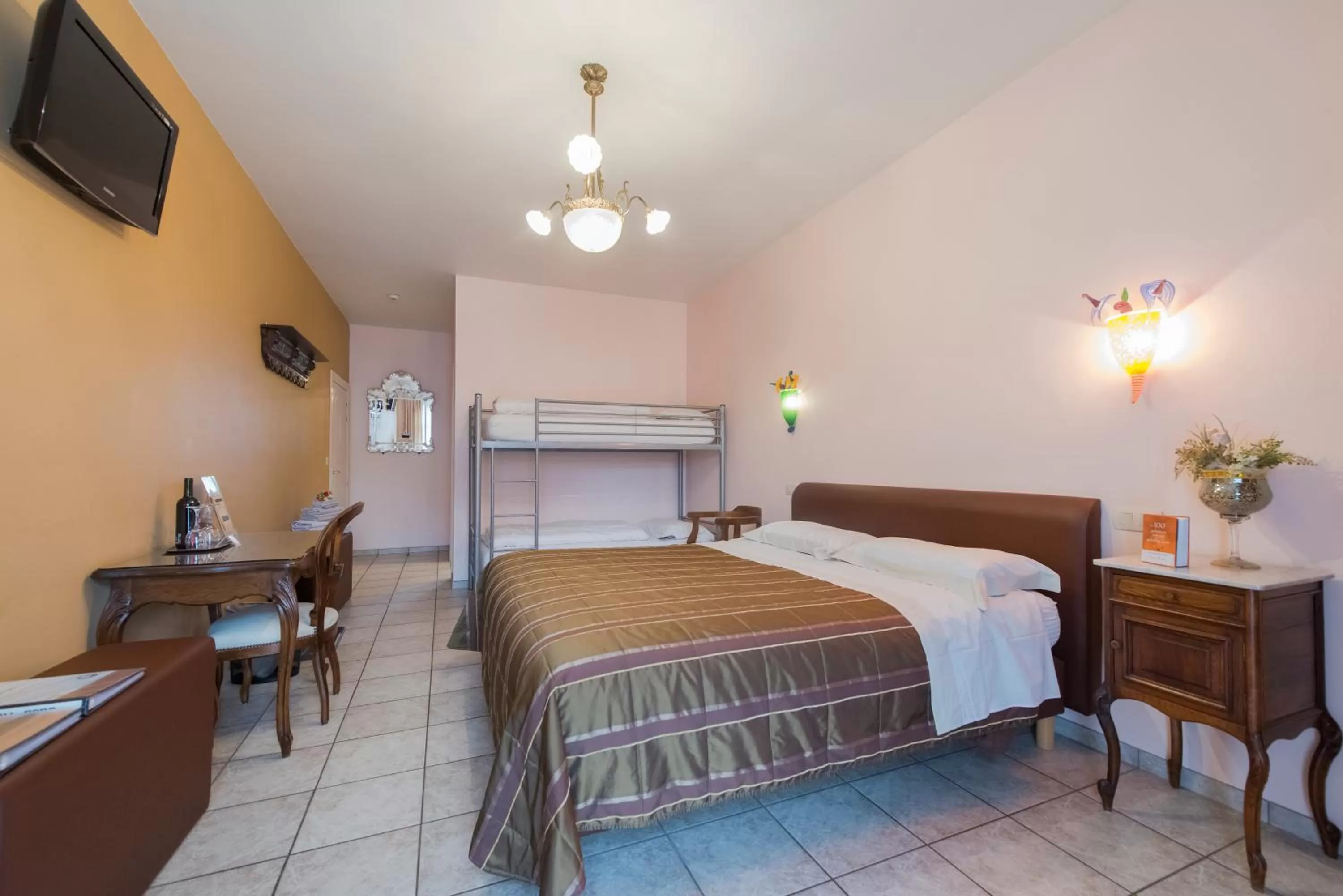 Bedroom, Bed in B&B Casa Roman & Vakantiewoning voor 1 pers tot max 32 personen