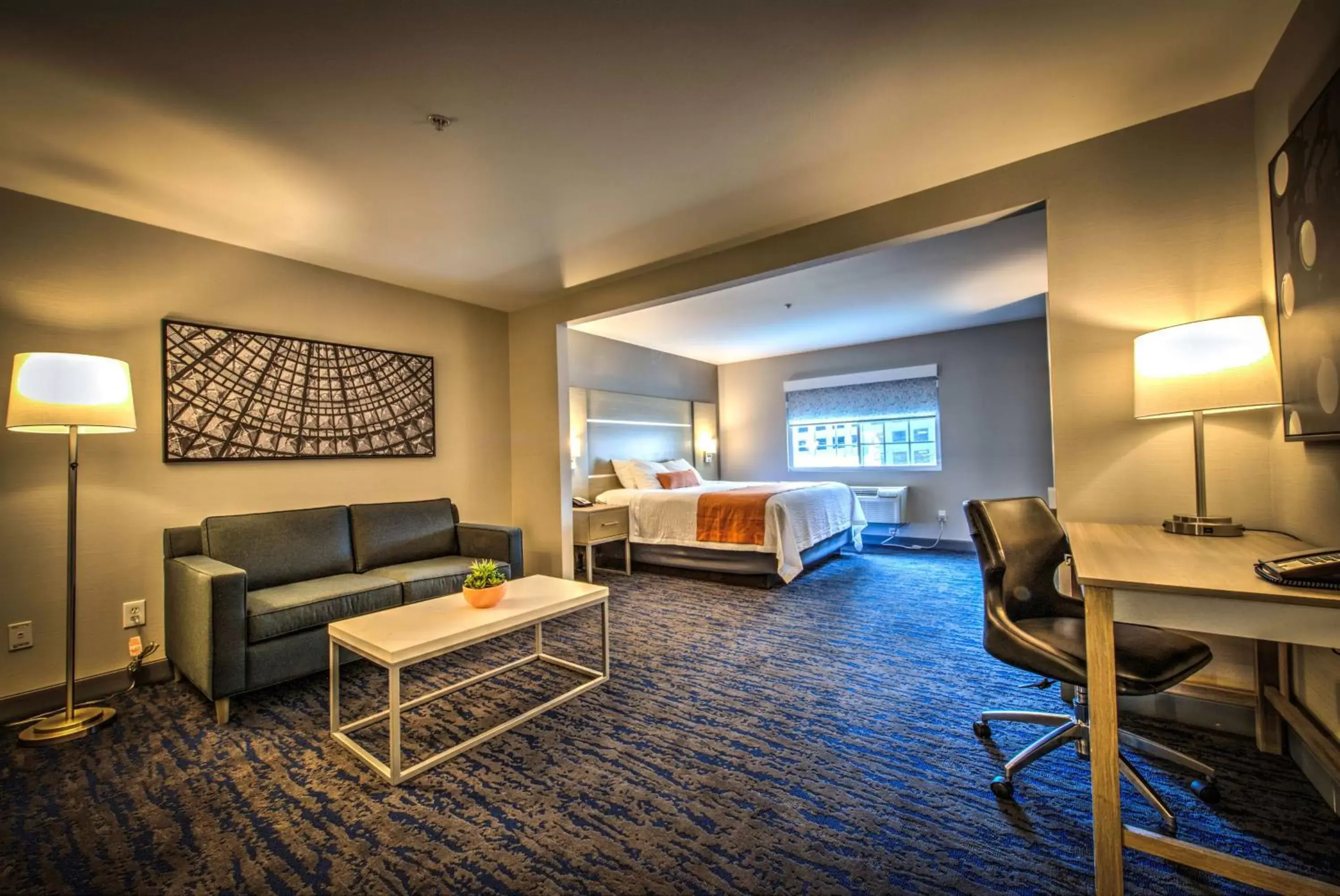 Bedroom, Seating Area in Best Western Plus Media Center Inn & Suites