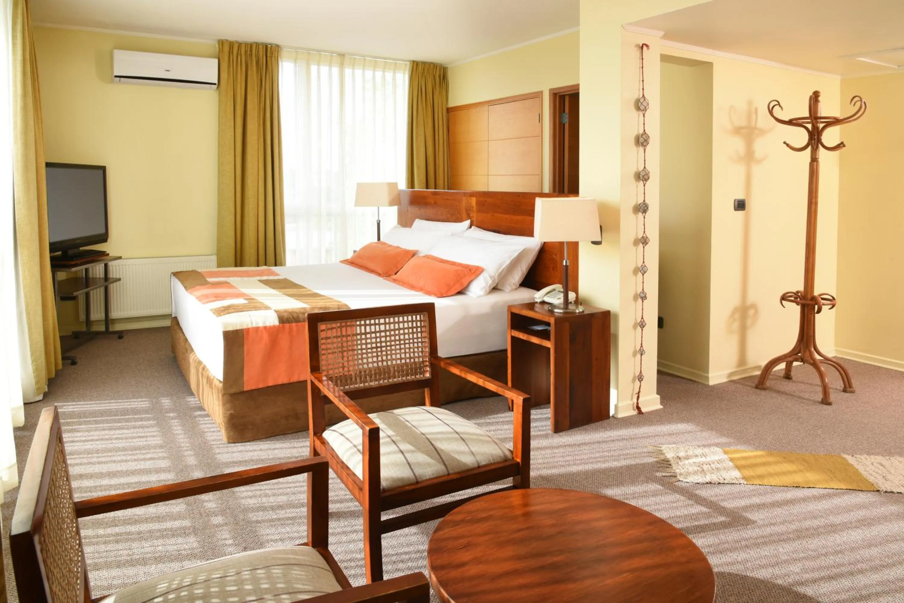 Seating area, Bed in Solace Hotel Puerto Varas