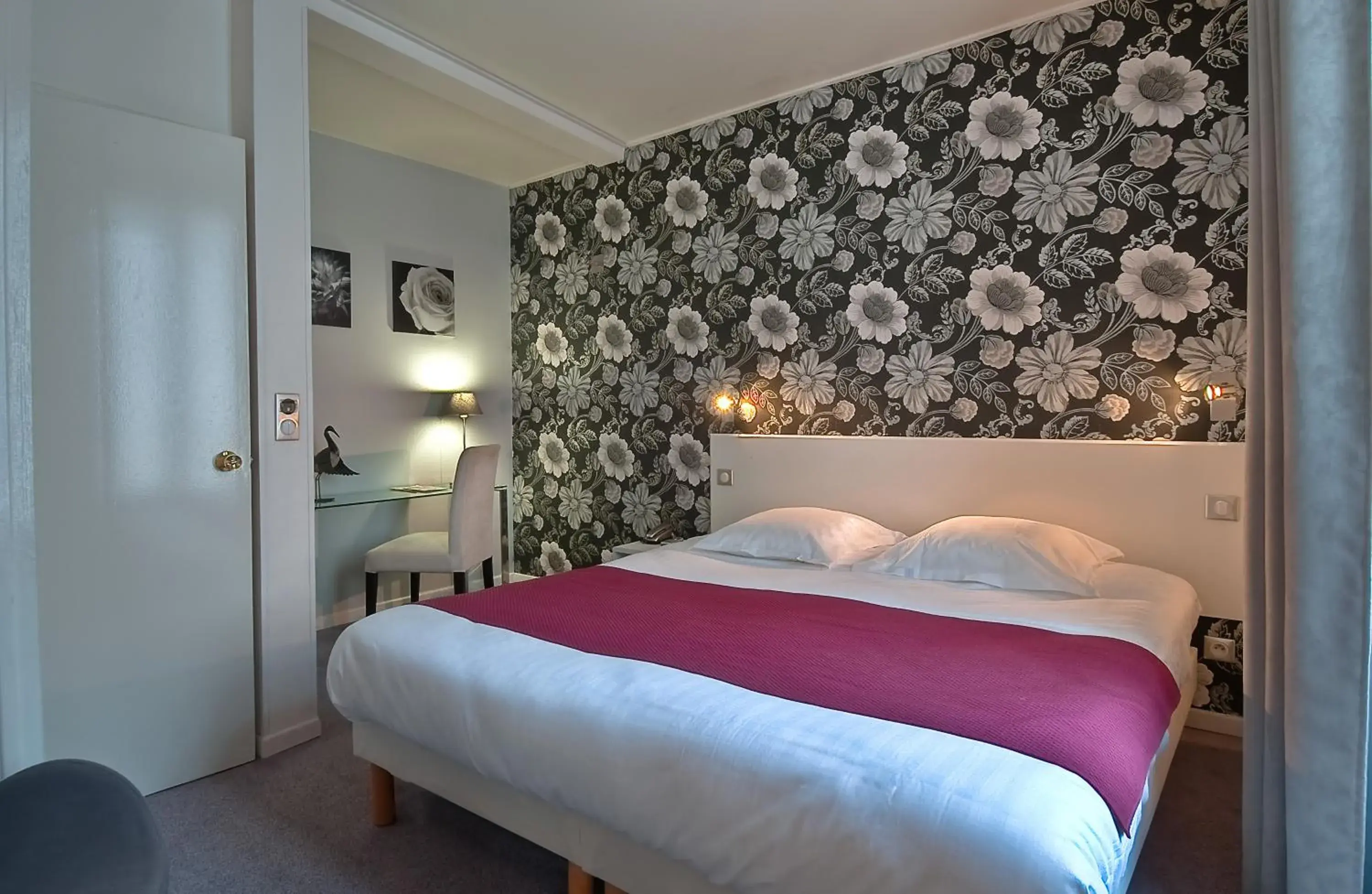 Photo of the whole room, Bed in Hôtel Soft