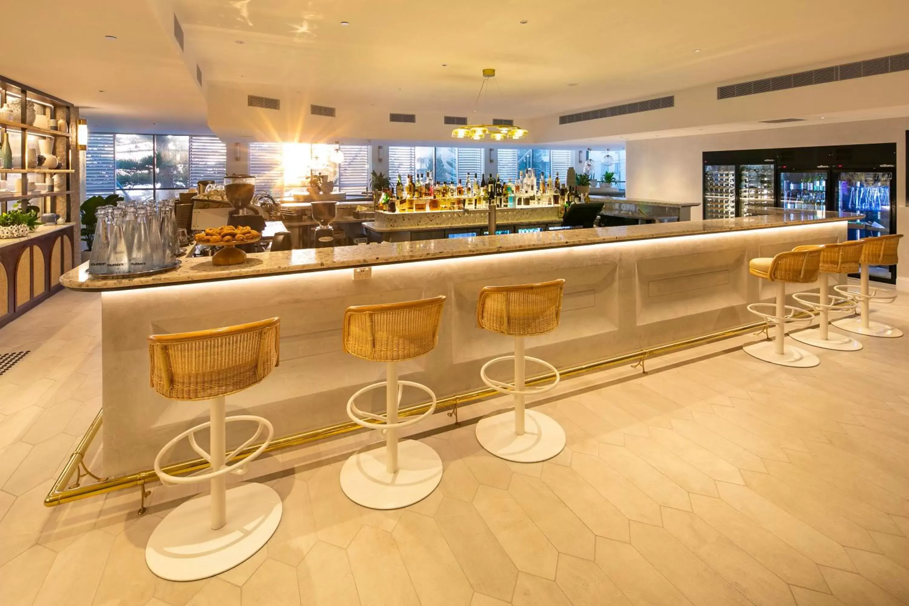 Lounge or bar, Lounge/Bar in Crowne Plaza Sydney Coogee Beach, an IHG Hotel