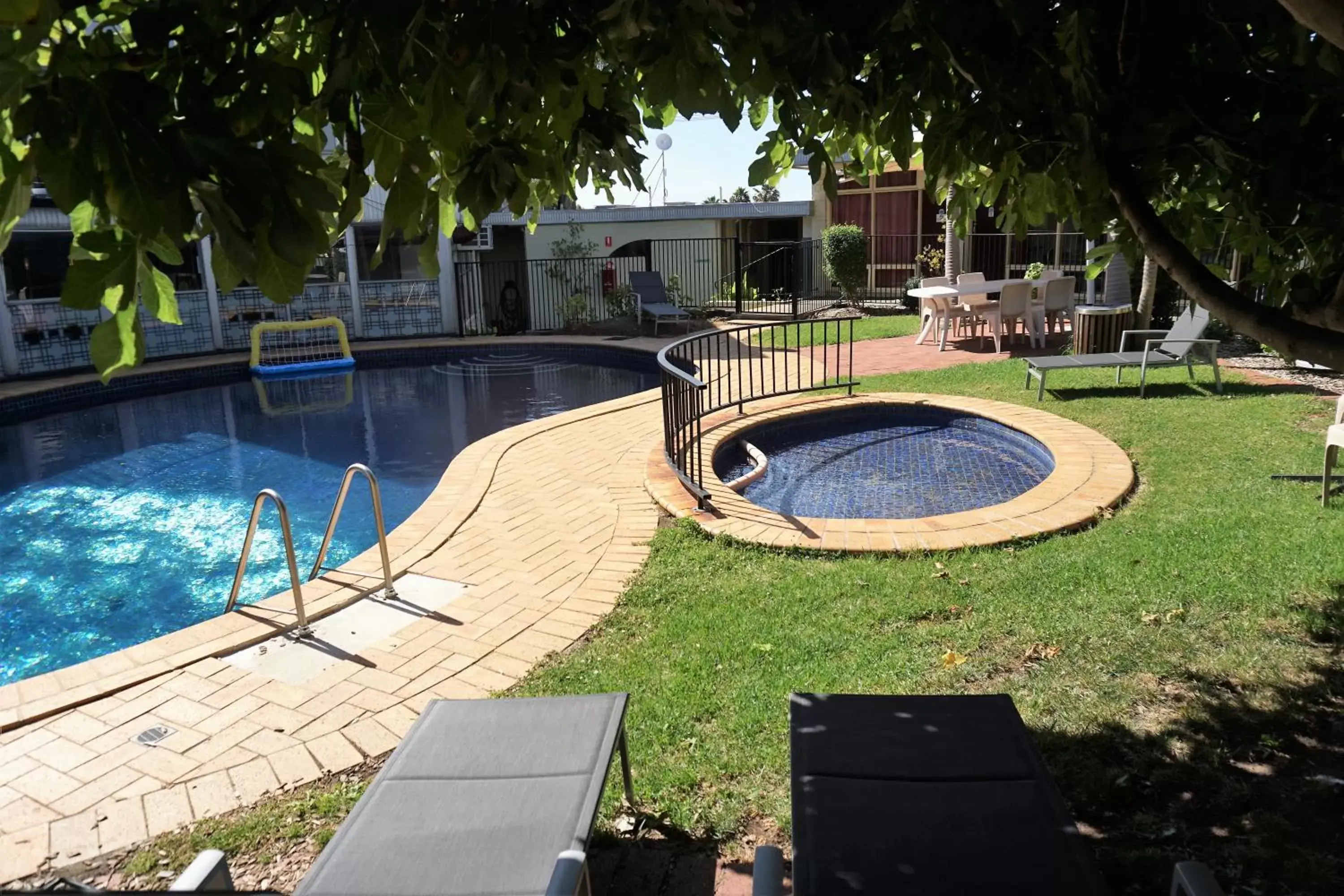 BBQ facilities, Swimming Pool in Jacksons Motor Inn