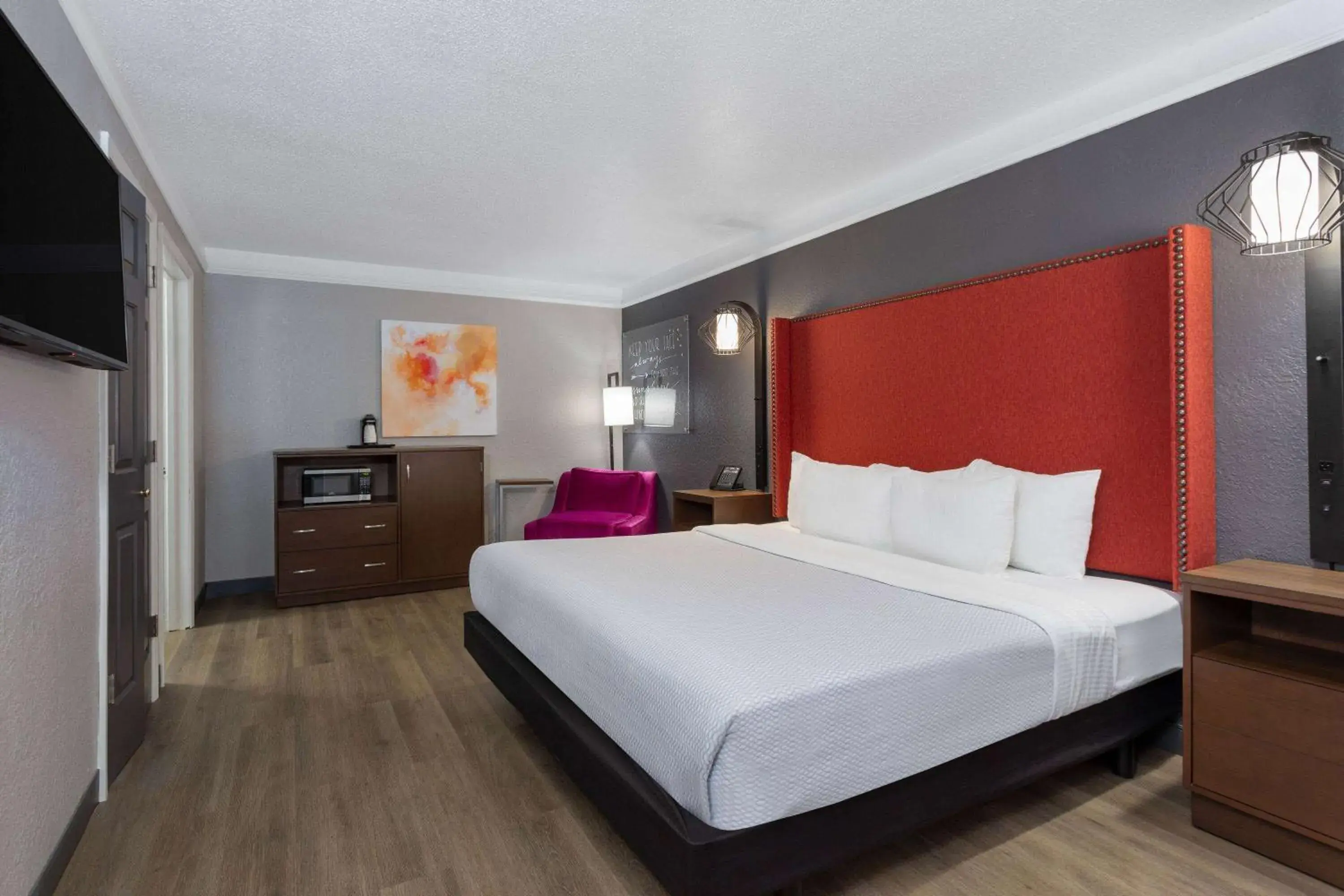 Photo of the whole room, Bed in La Quinta Inn by Wyndham Pensacola