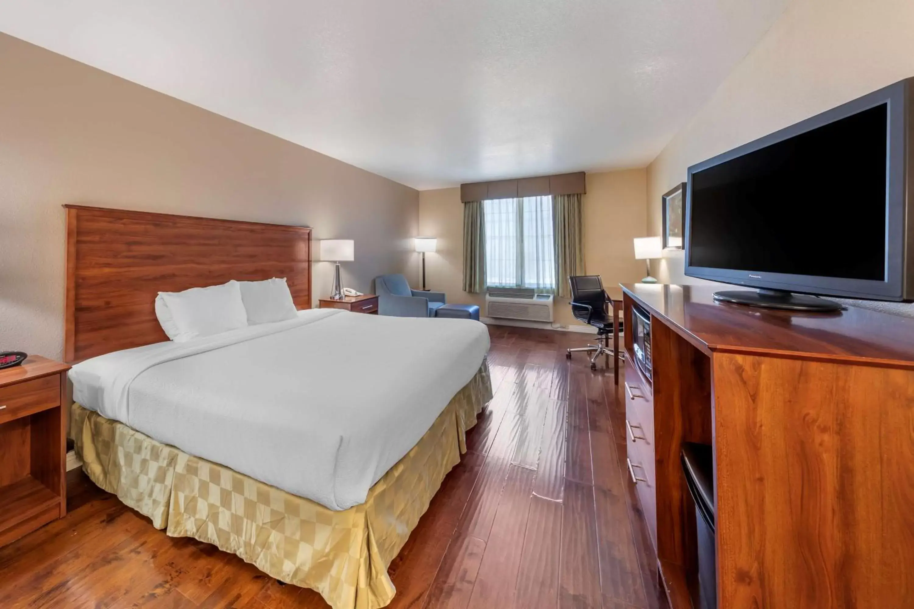 Bedroom, Bed in Best Western Plus John Jay Inn & Suites