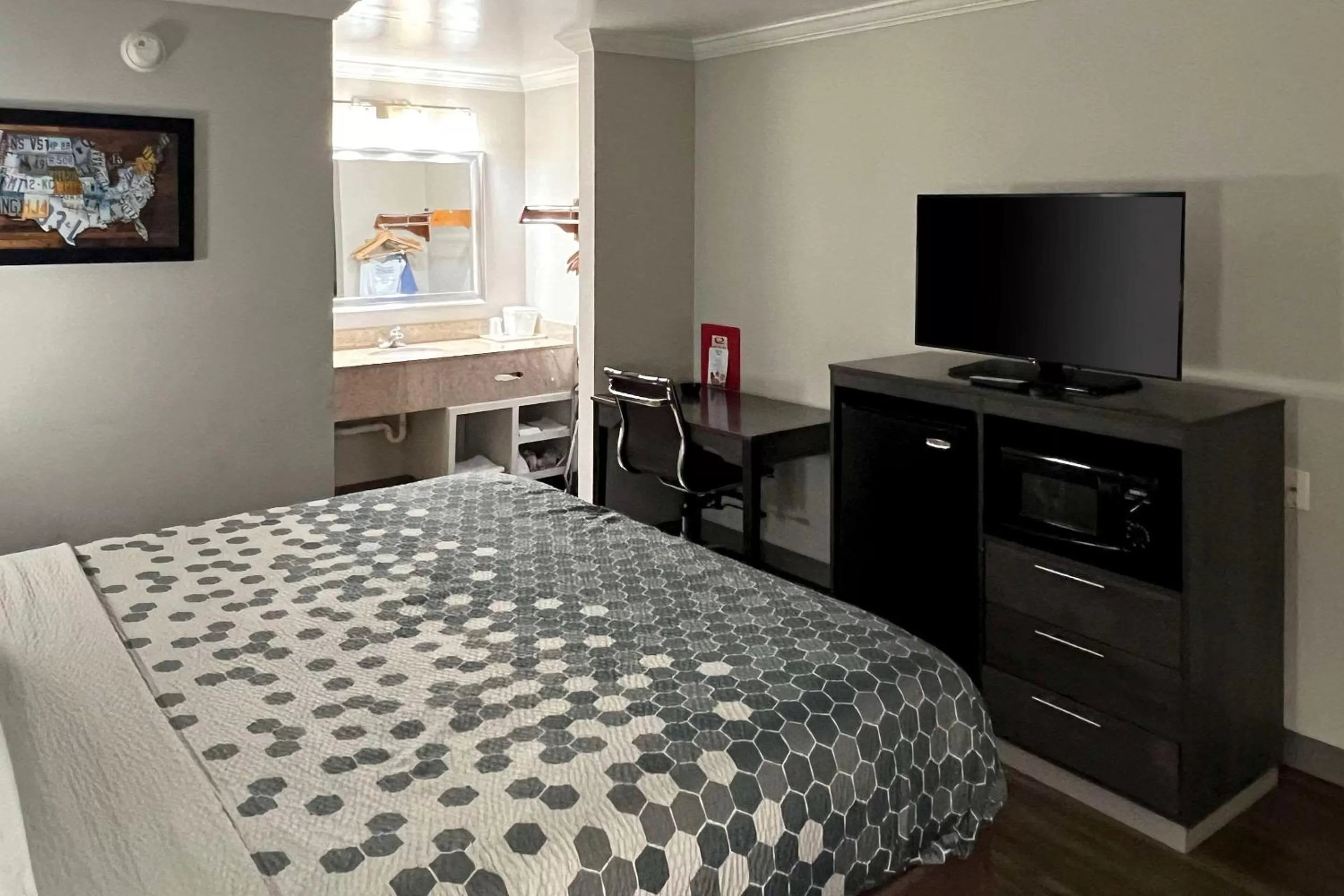 Bedroom, Bed in Econo Lodge Byron - Warner Robins