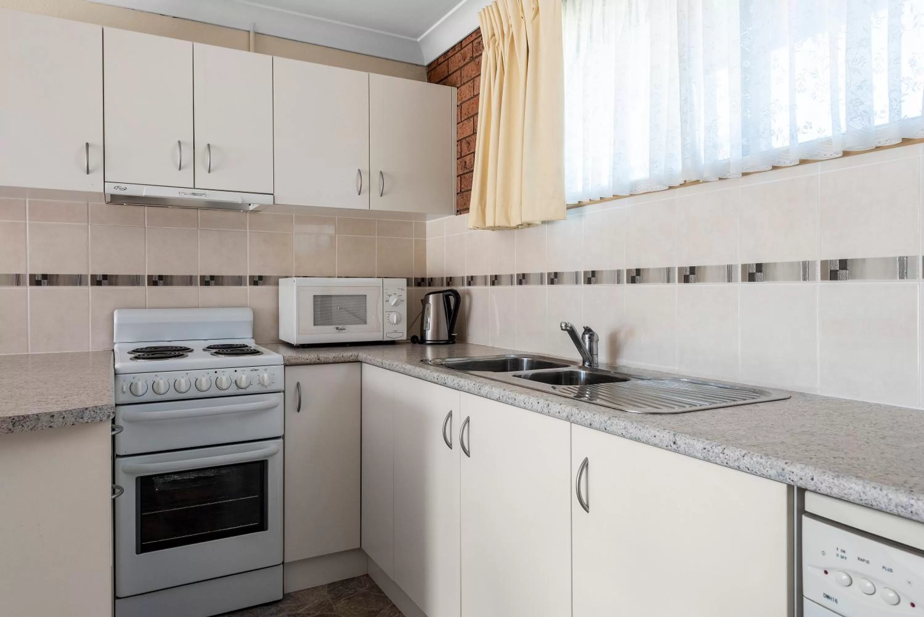 Kitchen or kitchenette in Bomaderry Motor Inn