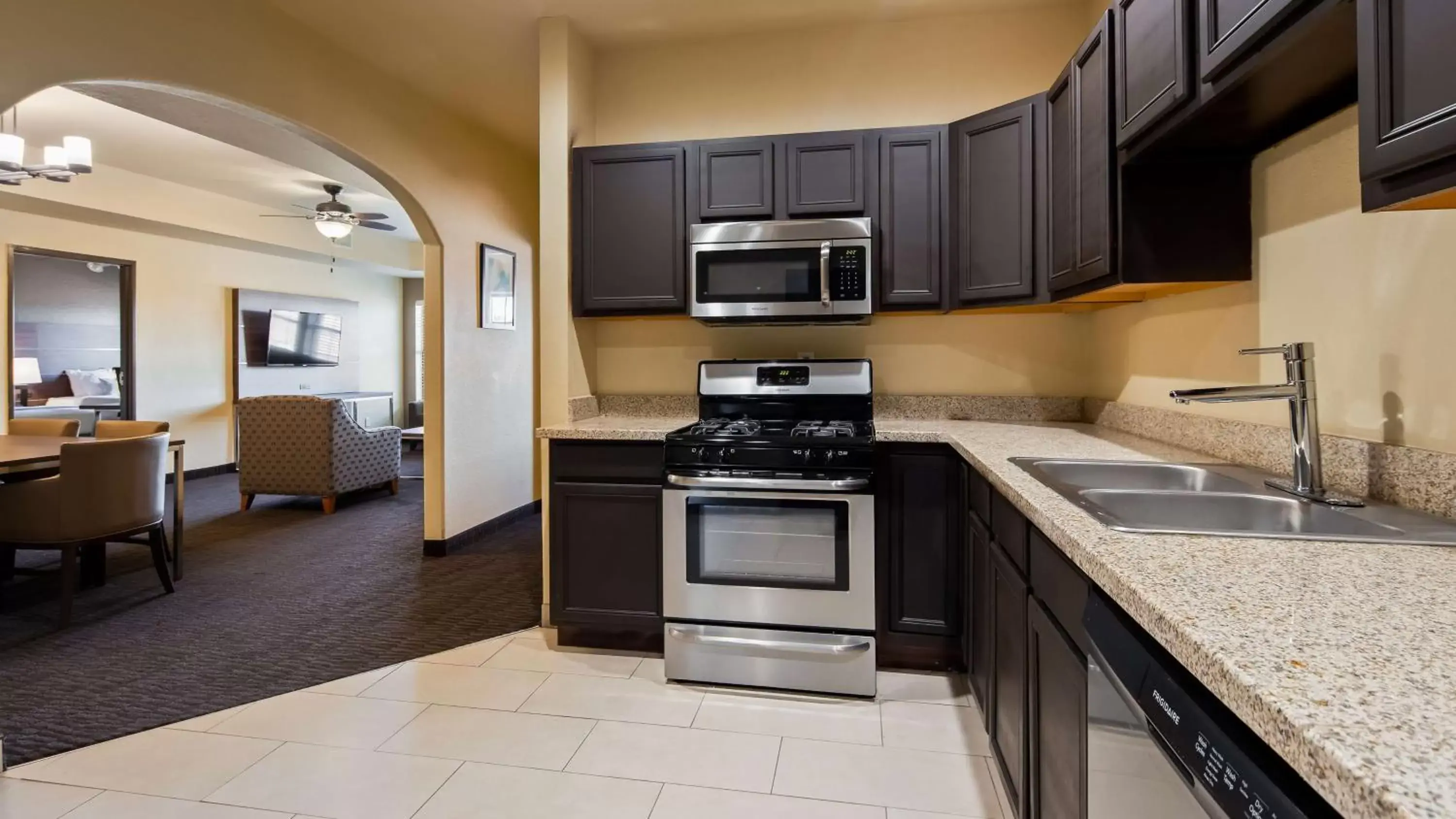 Photo of the whole room, Kitchen/Kitchenette in Best Western Plus Hill Country Suites - San Antonio