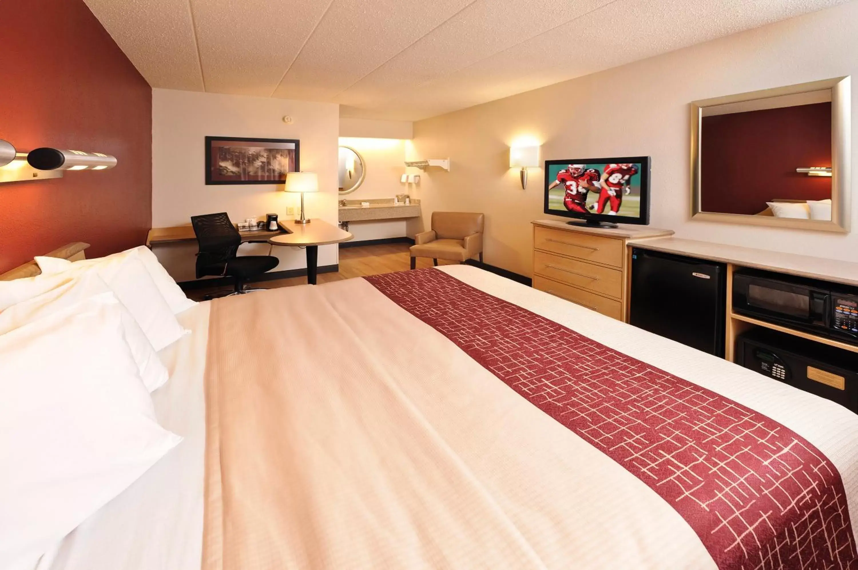 Photo of the whole room, Room Photo in Red Roof Inn Dayton North Airport