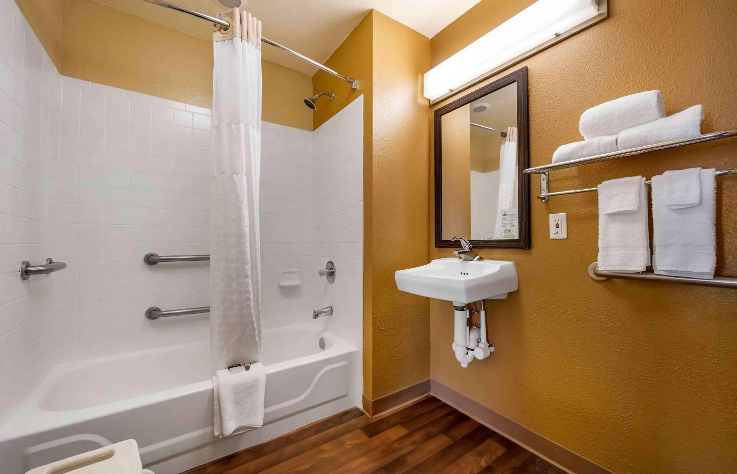 Bathroom in Extended Stay America Suites - Indianapolis - Airport - W Southern Ave
