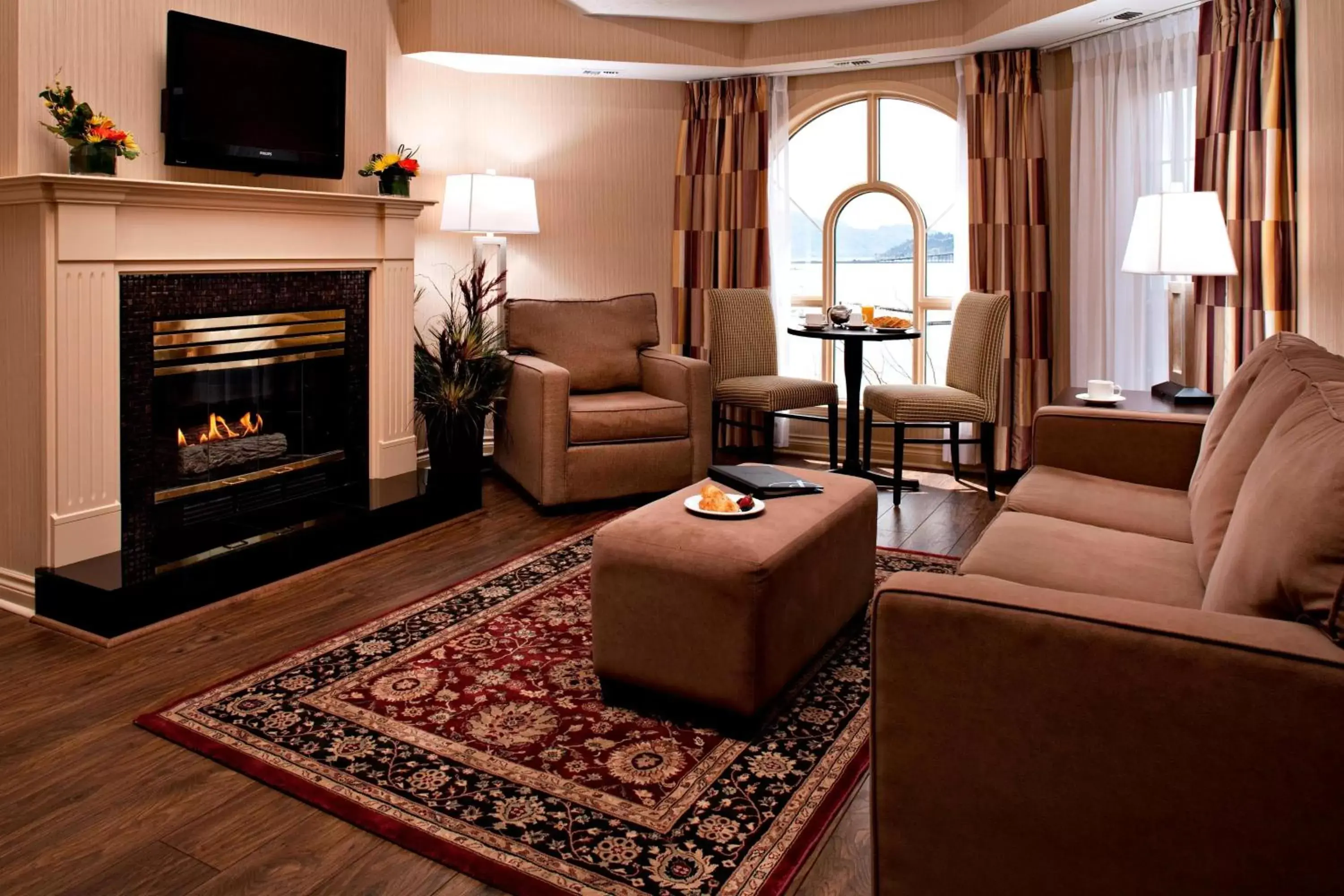 Living room, Seating Area in Delta Hotels by Marriott Grand Okanagan Resort