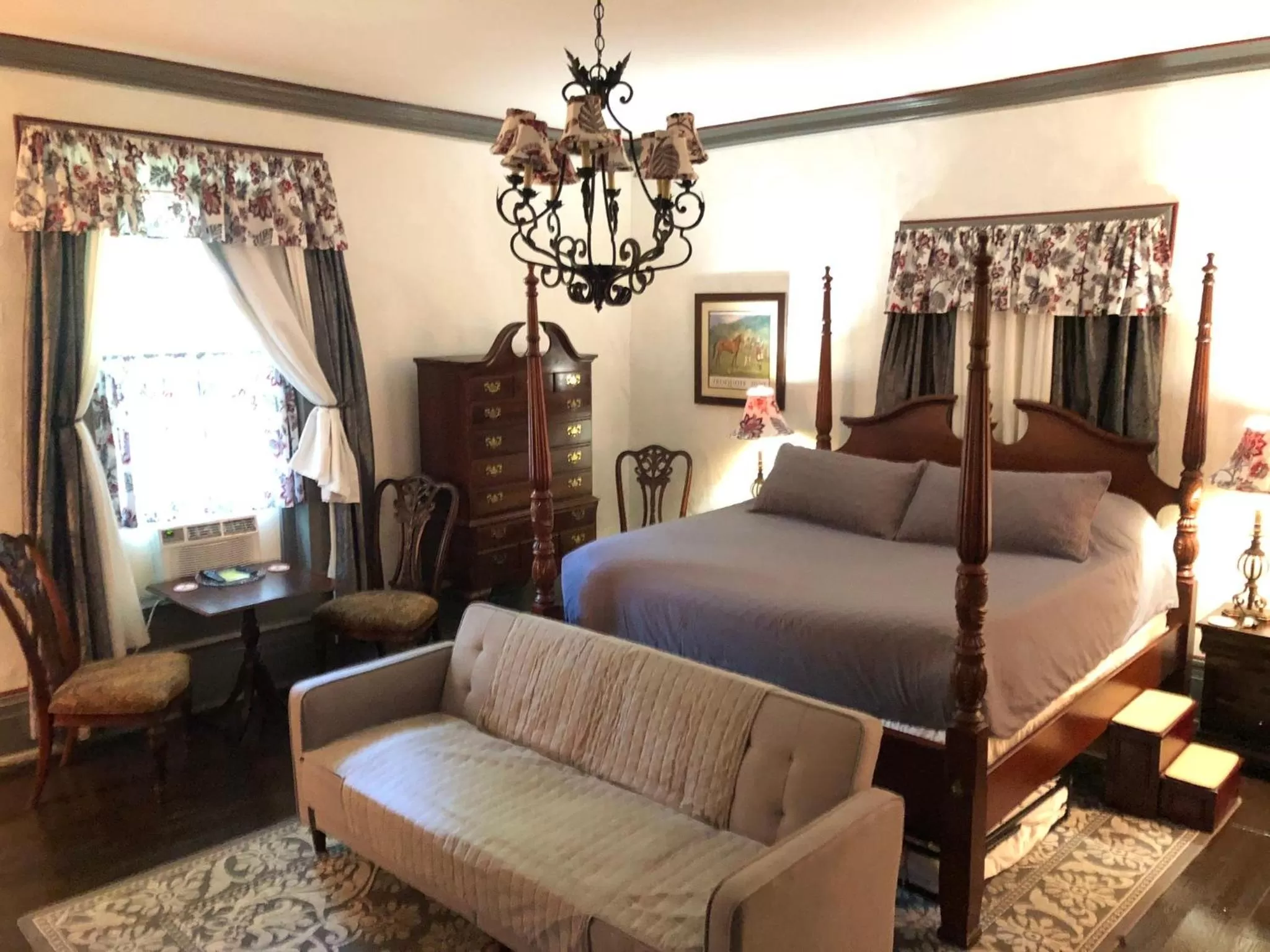 Photo of the whole room, Bed in Belmont Inn