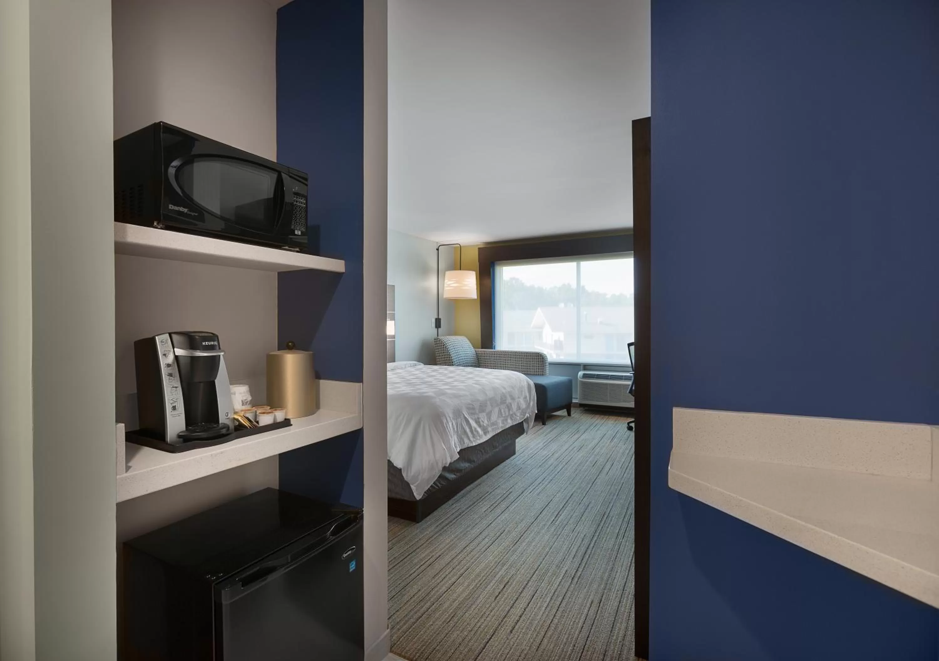 Coffee/tea facilities, Bed in Holiday Inn Express - Lake Park by IHG