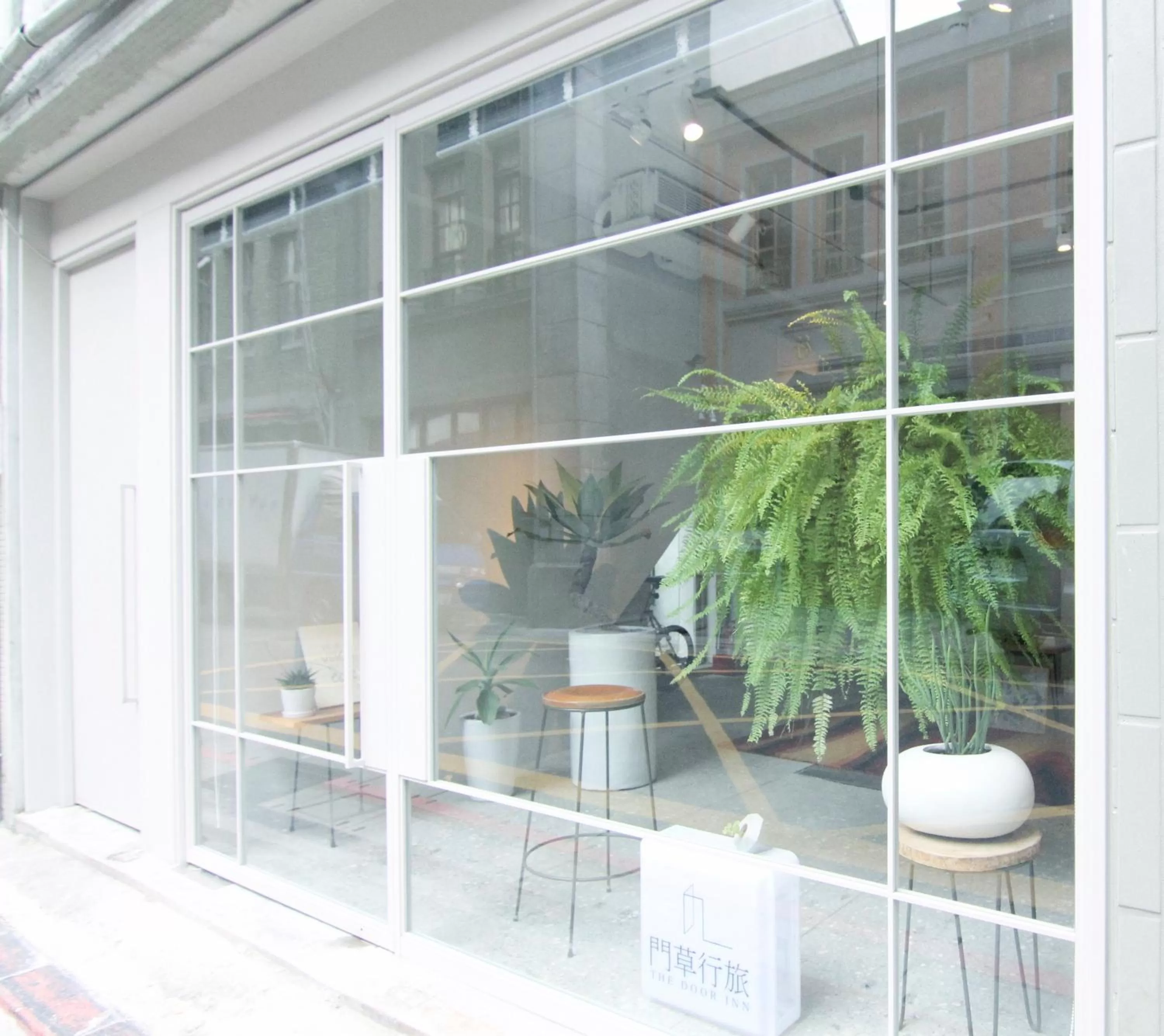 Facade/entrance in The Door Inn