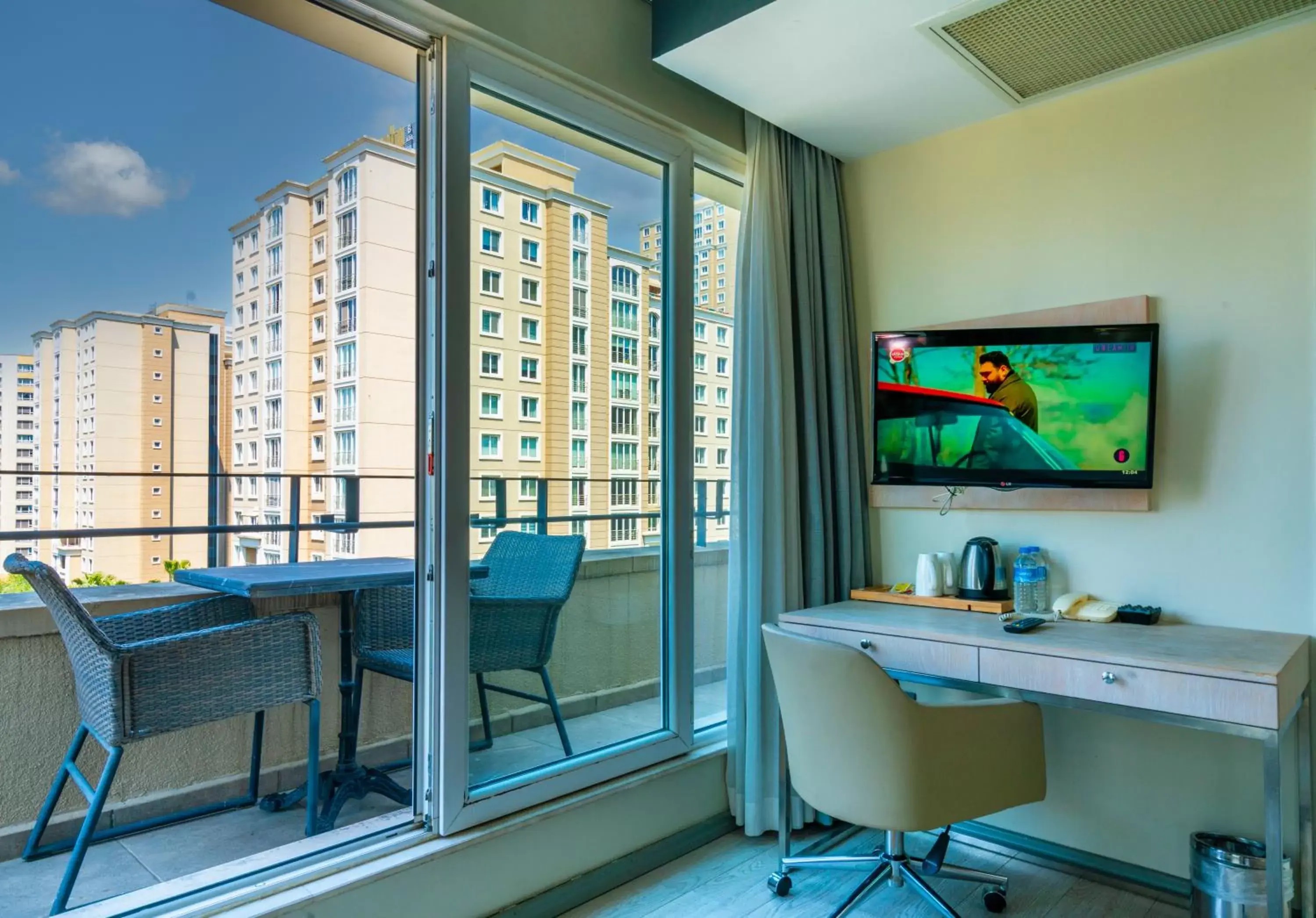 Balcony/Terrace, TV/Entertainment Center in The Gate 30 Suites Ataşehir