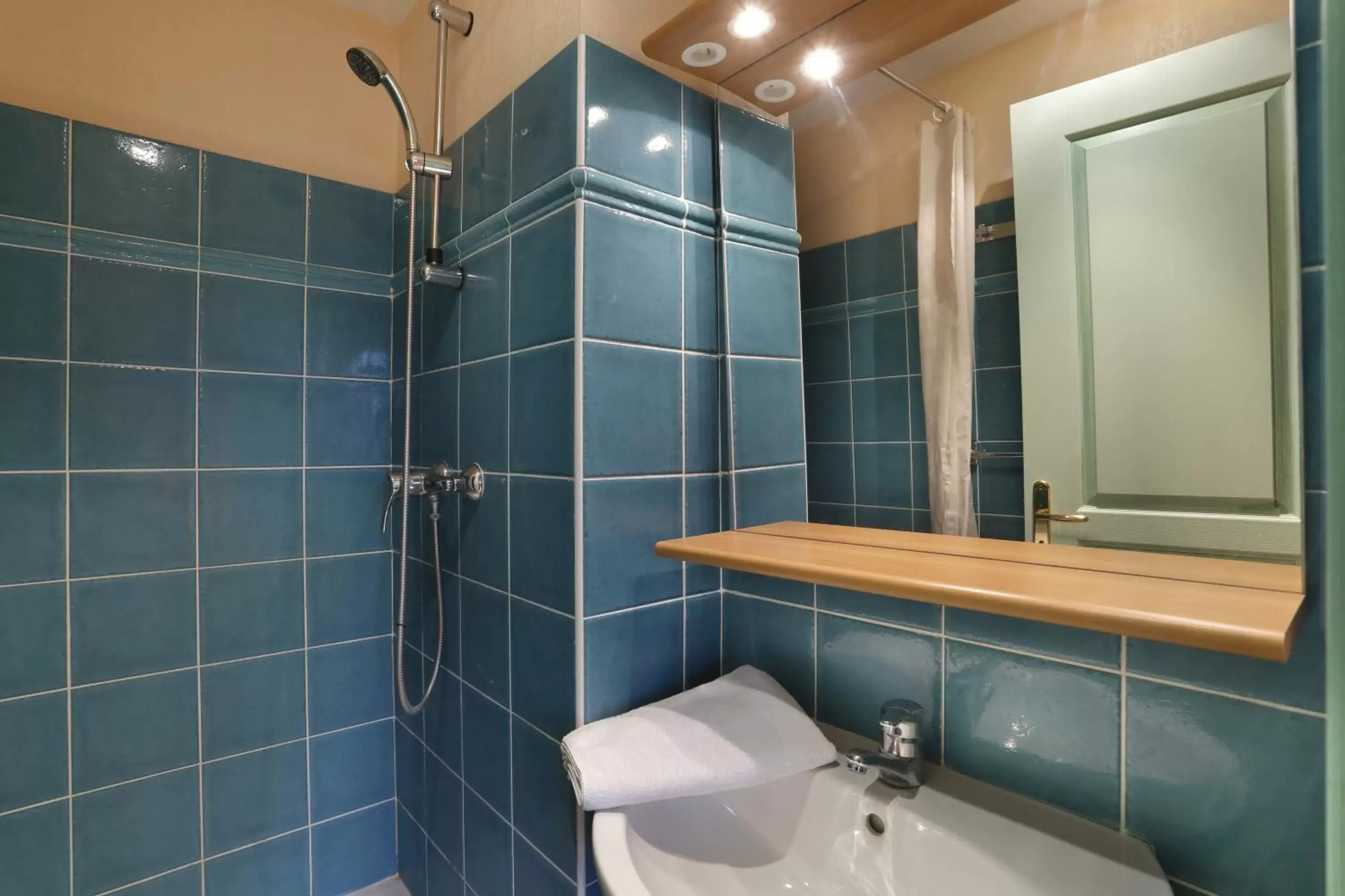 Shower, Bathroom in Vacancéole - Les Bastides de Fayence