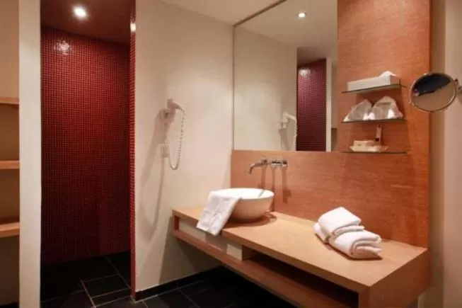 Bathroom, Bed in Das Schloss an der Eisenstrasse