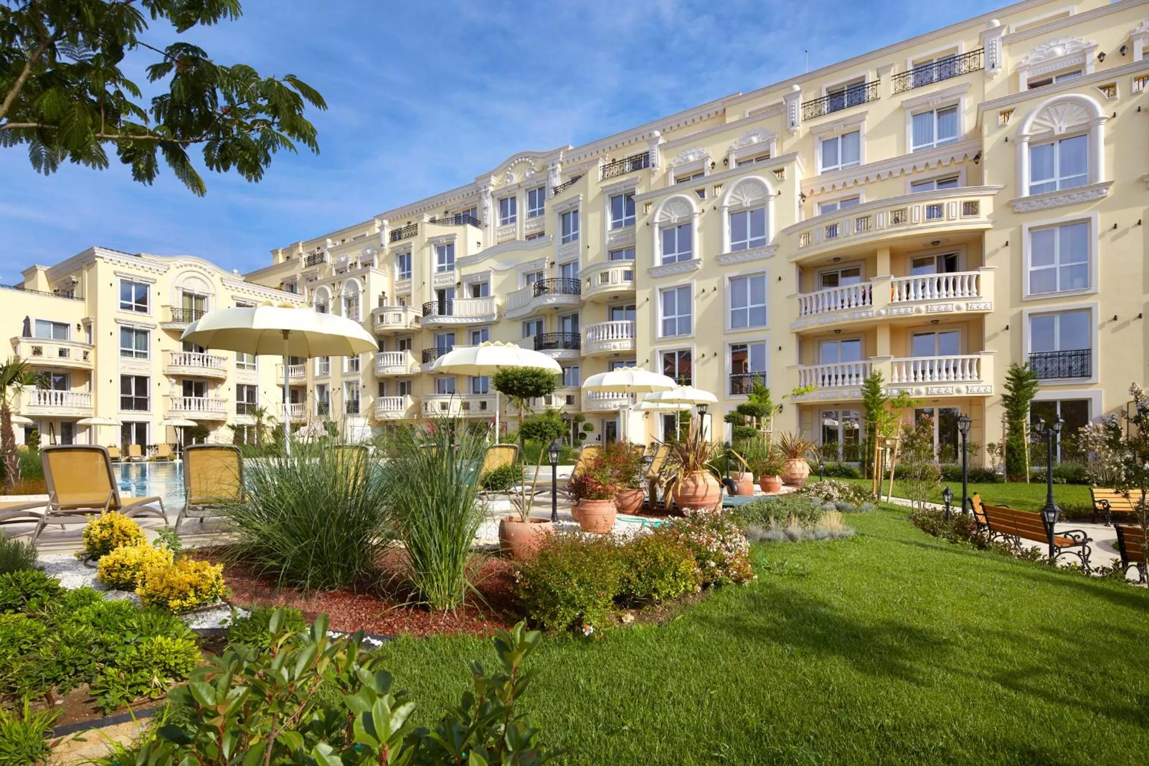 Property building in Bellicity Apart Complex