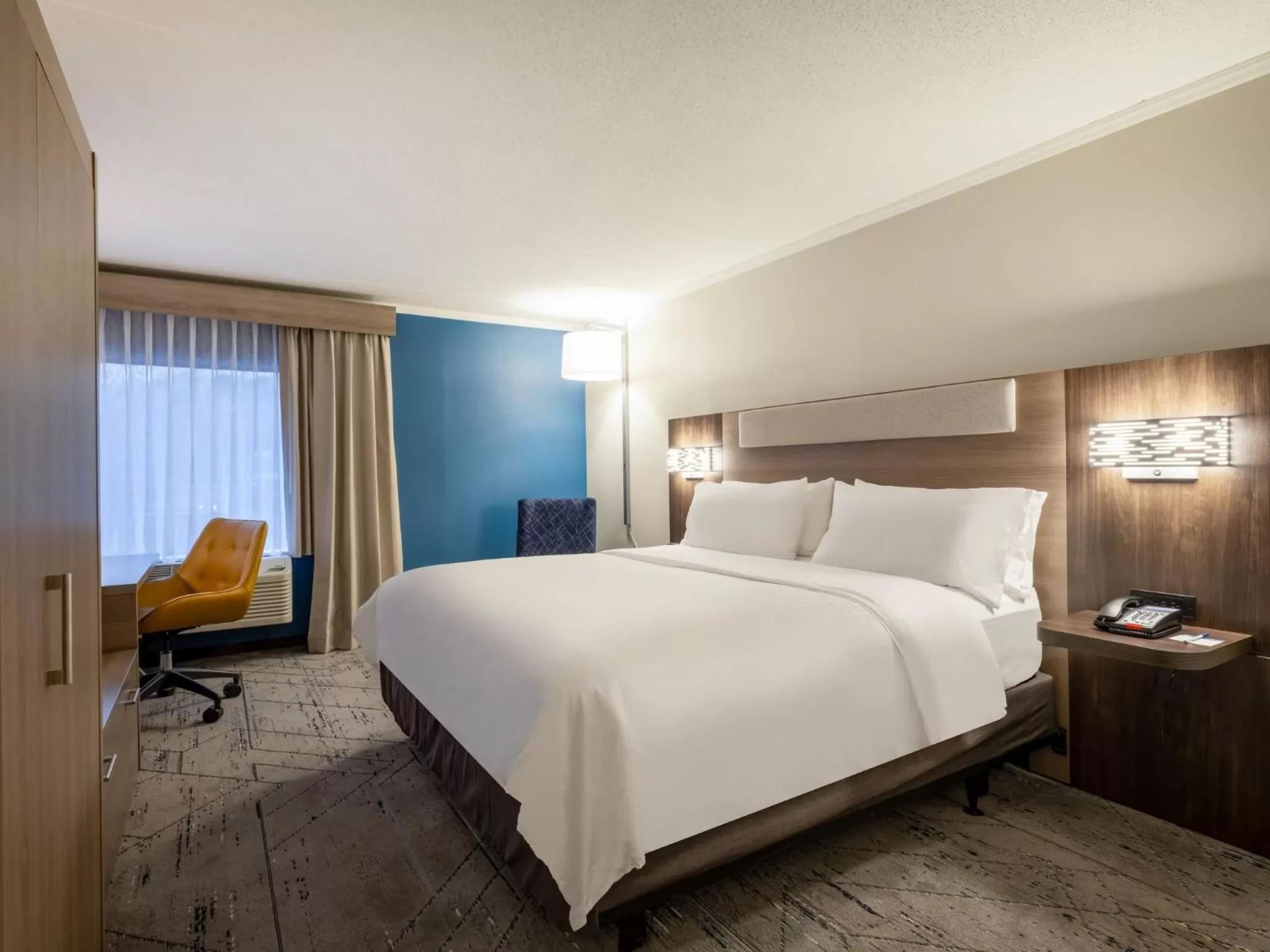 Photo of the whole room, Bed in Holiday Inn Express & Suites Greensboro - I-40 atWendover by IHG