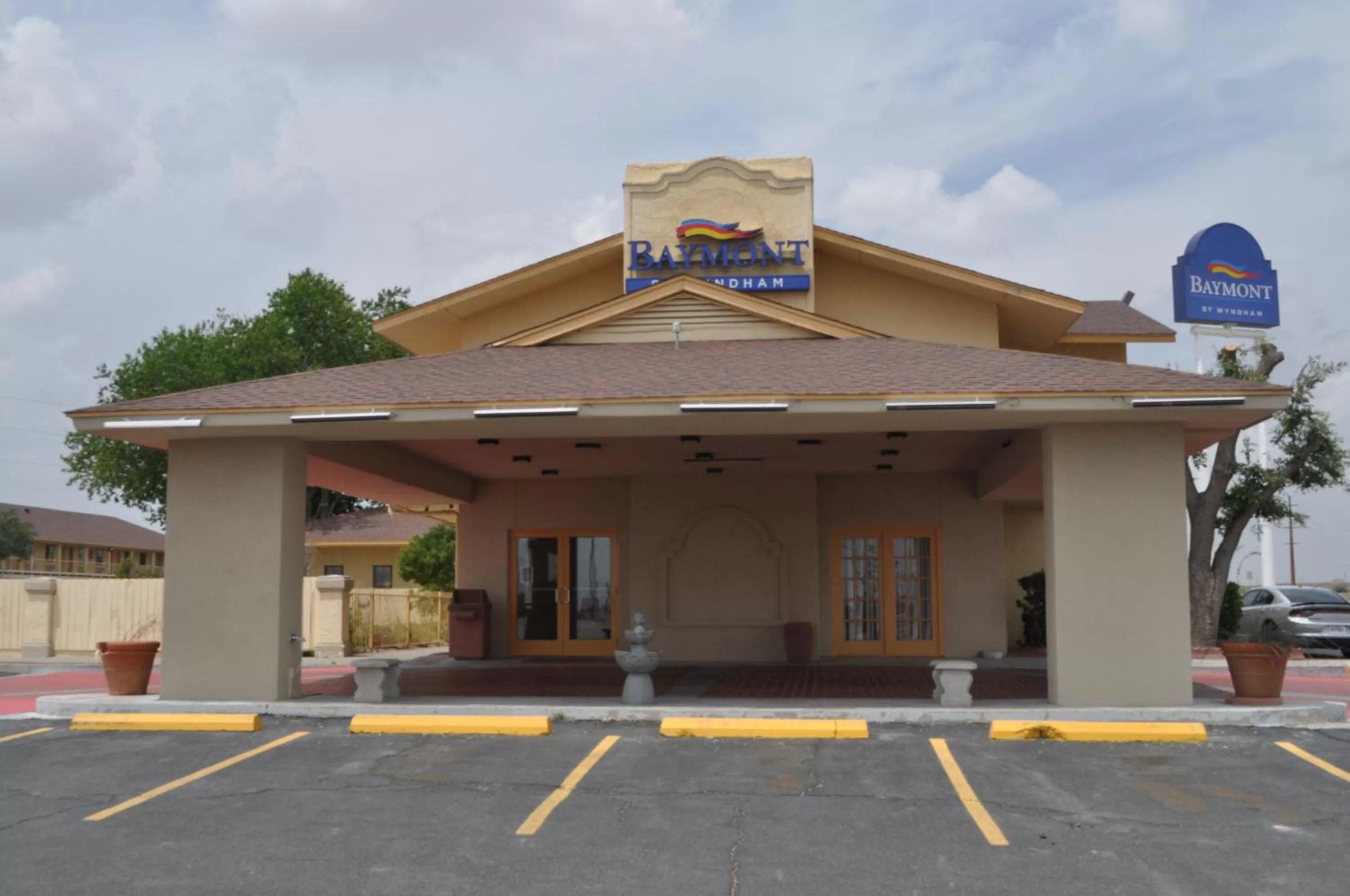 Property Building in BAYMONT BY WYNDHAM