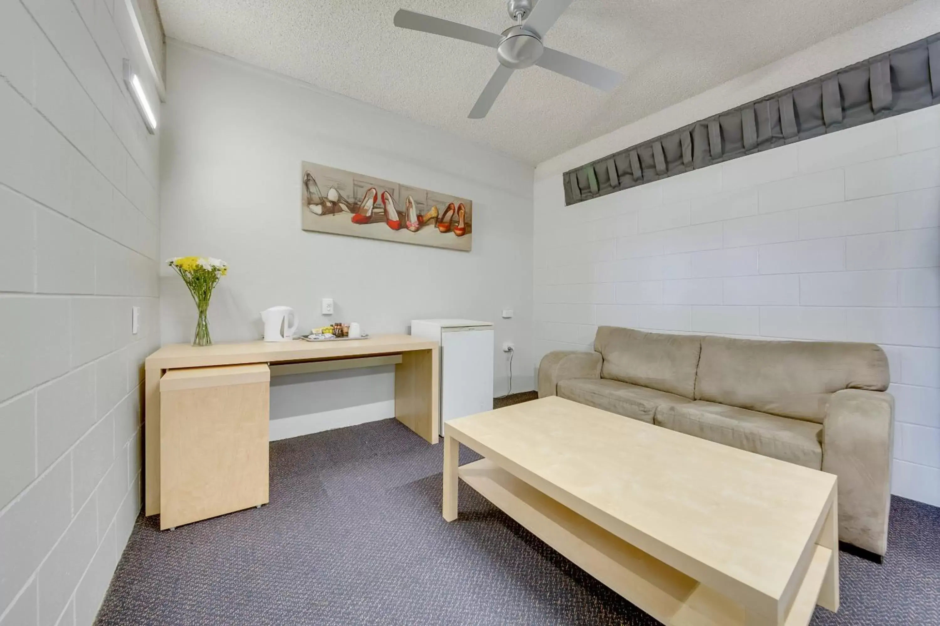 Coffee/tea facilities, Seating Area in Camelot Motel