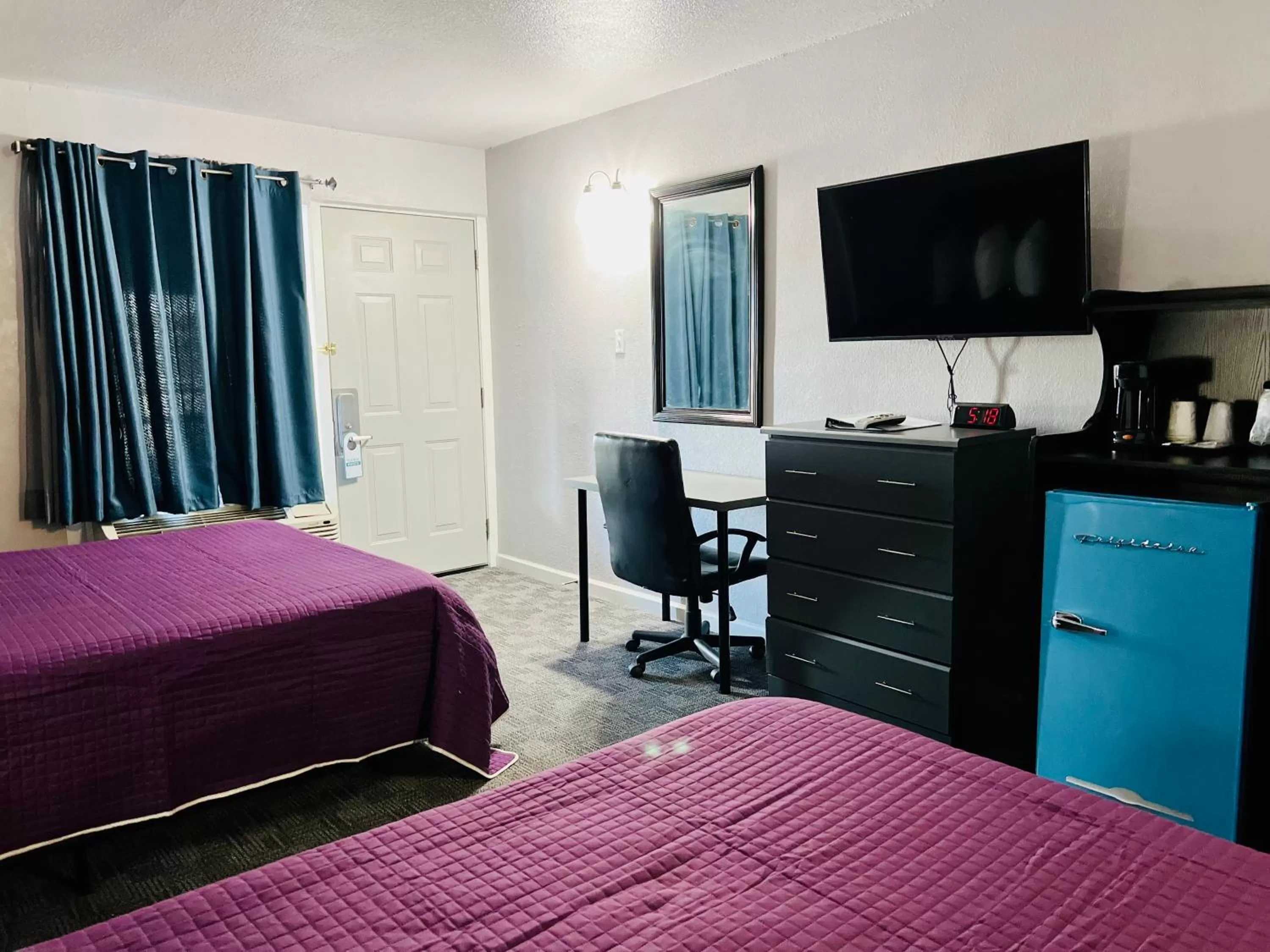 Bedroom, Bed in R Nite Star Inn and Suites -Home of the Cowboys & Rangers