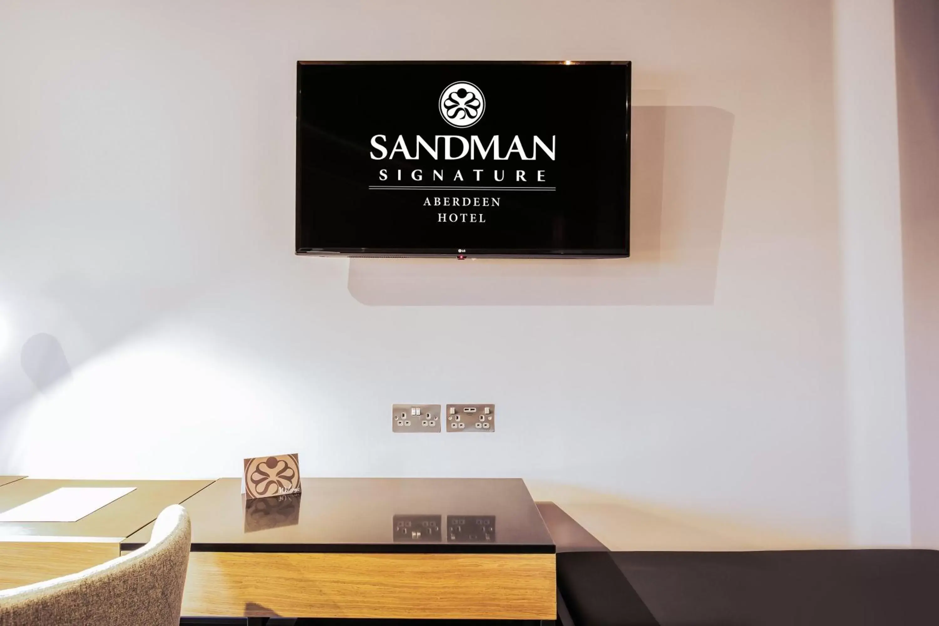 Photo of the whole room, TV/Entertainment Center in Sandman Signature Aberdeen Hotel & Spa