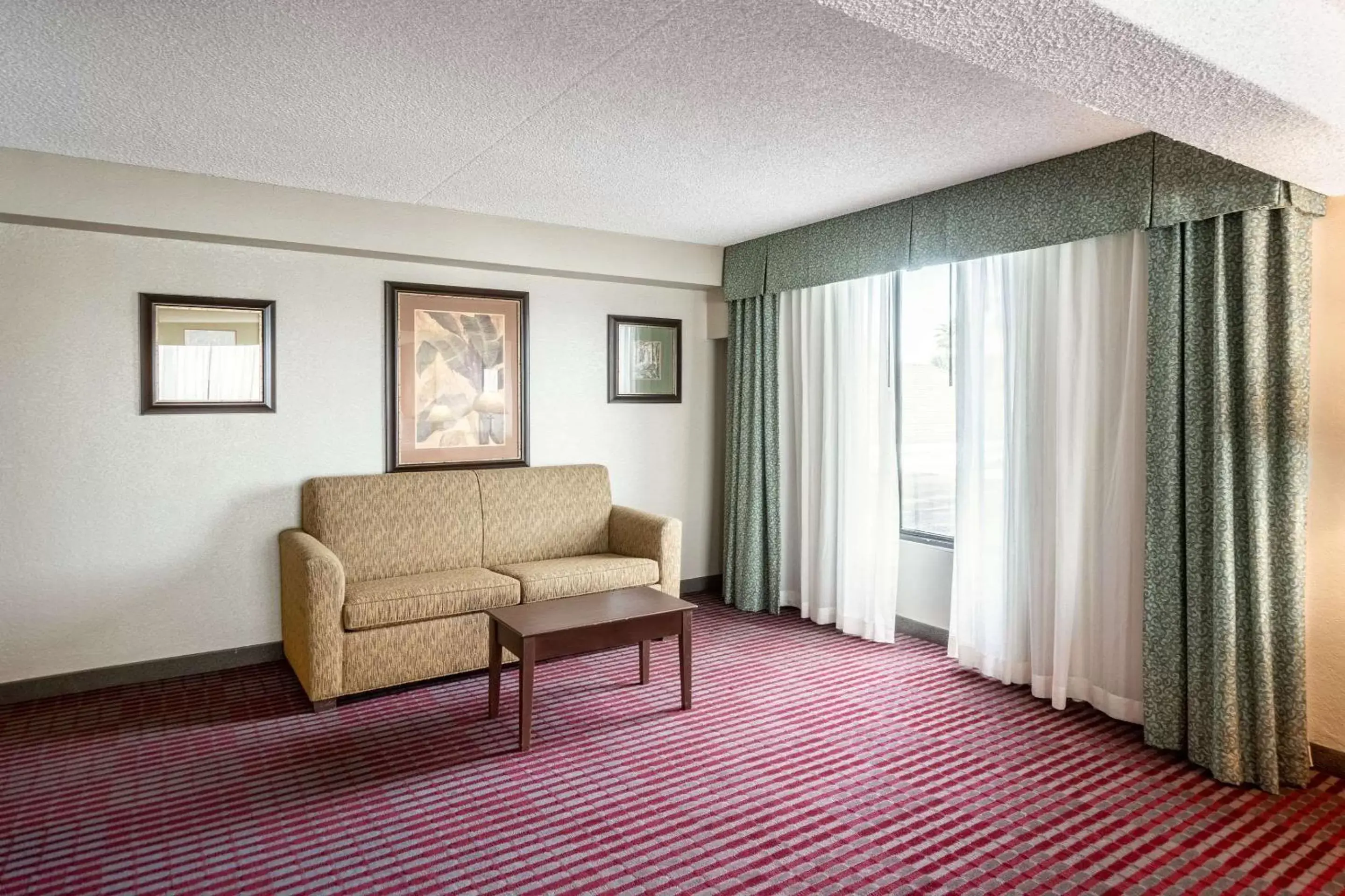 Photo of the whole room, Seating Area in Quality Inn Lakeland North