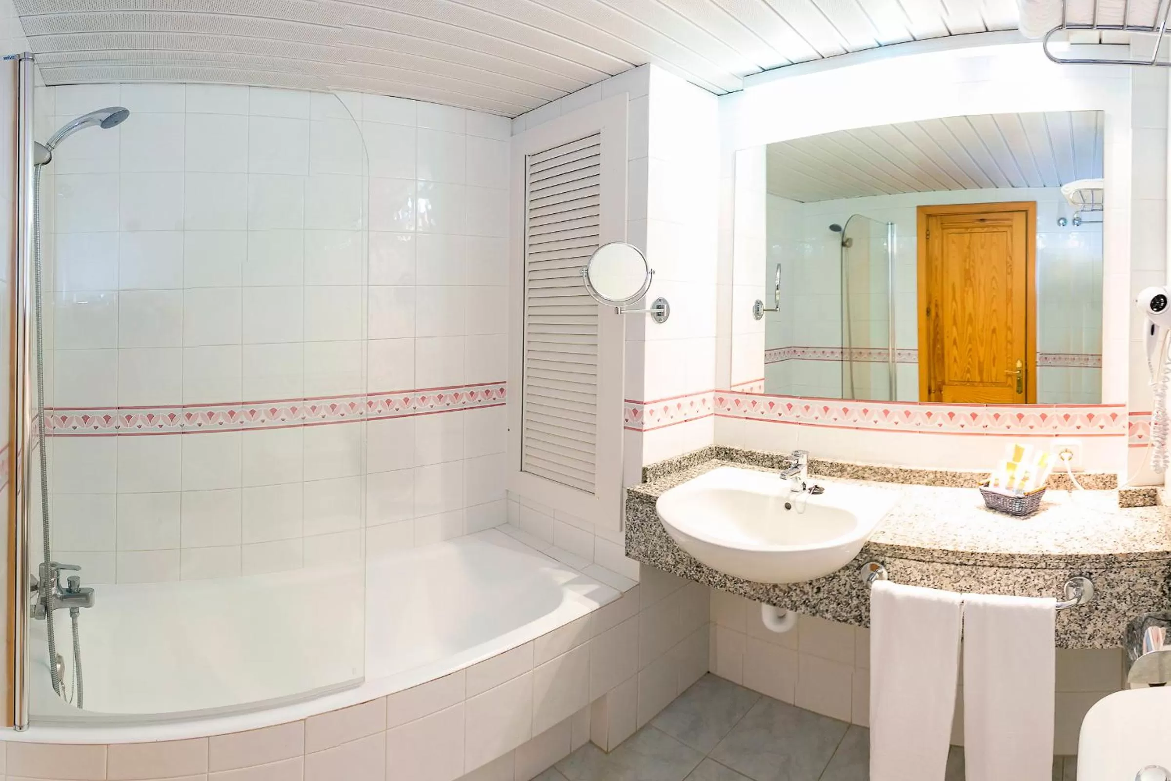 Bathroom in Aparthotel Duquesa Playa