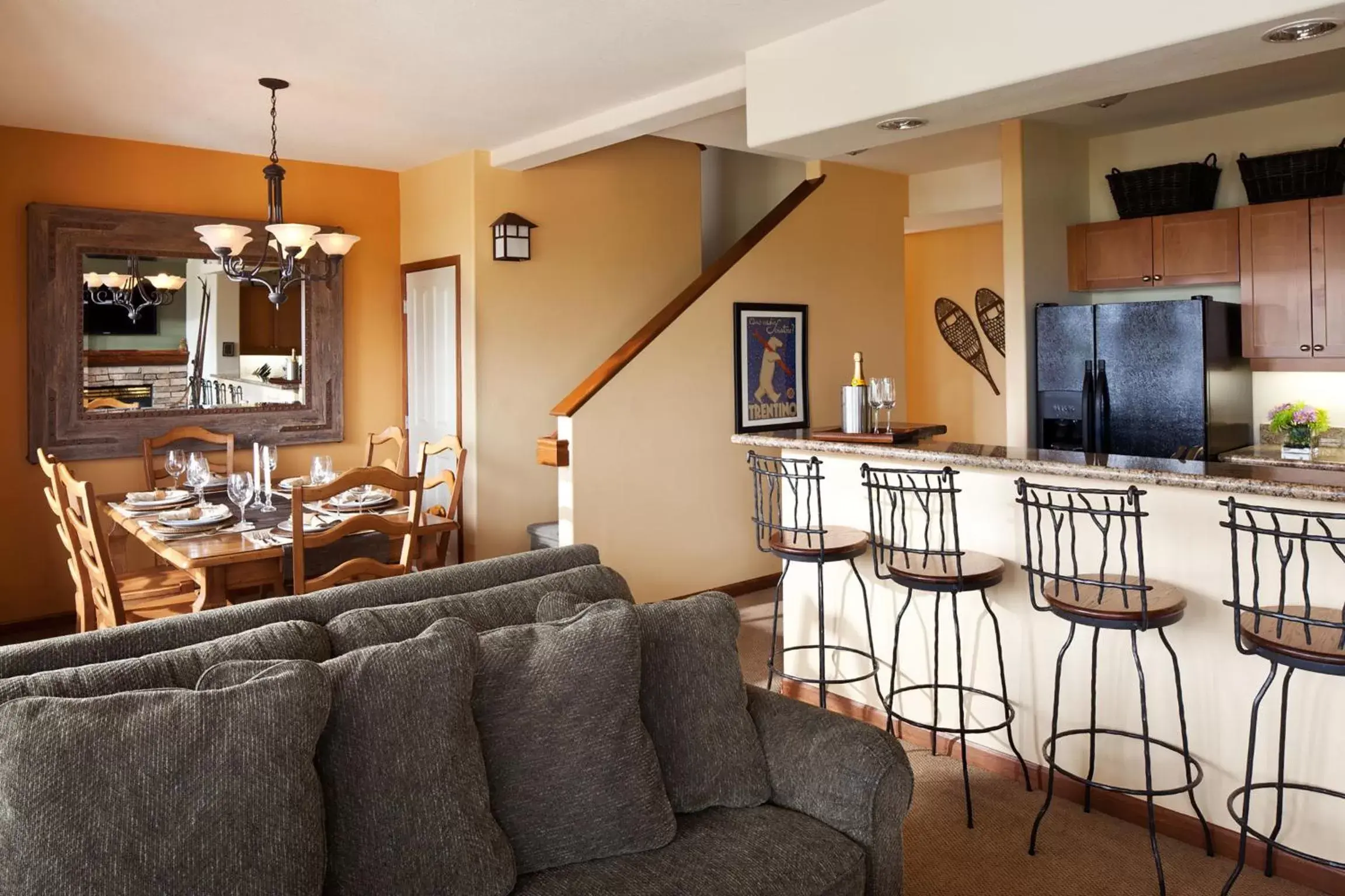 Kitchen or kitchenette, Lounge/Bar in Juniper Springs Resort