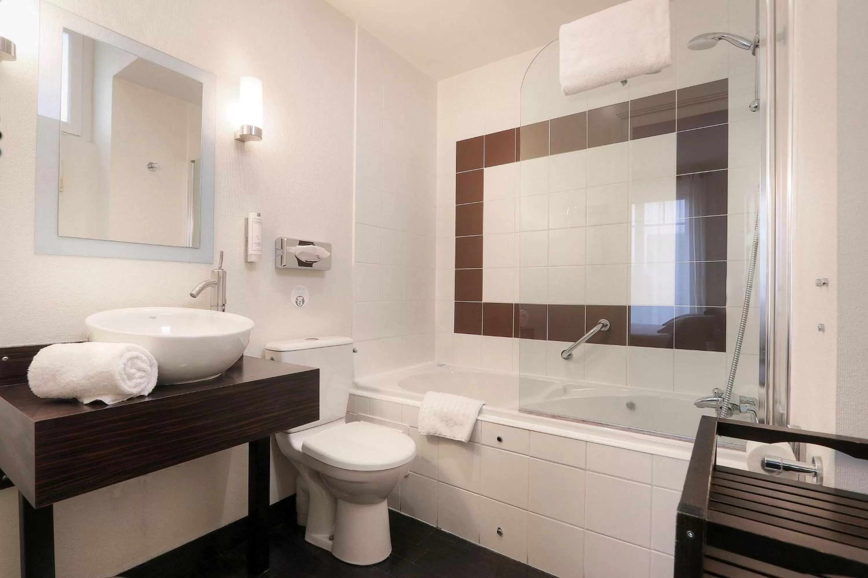 Bathroom in Best Western Hôtel Brittany La Baule Centre & Plages