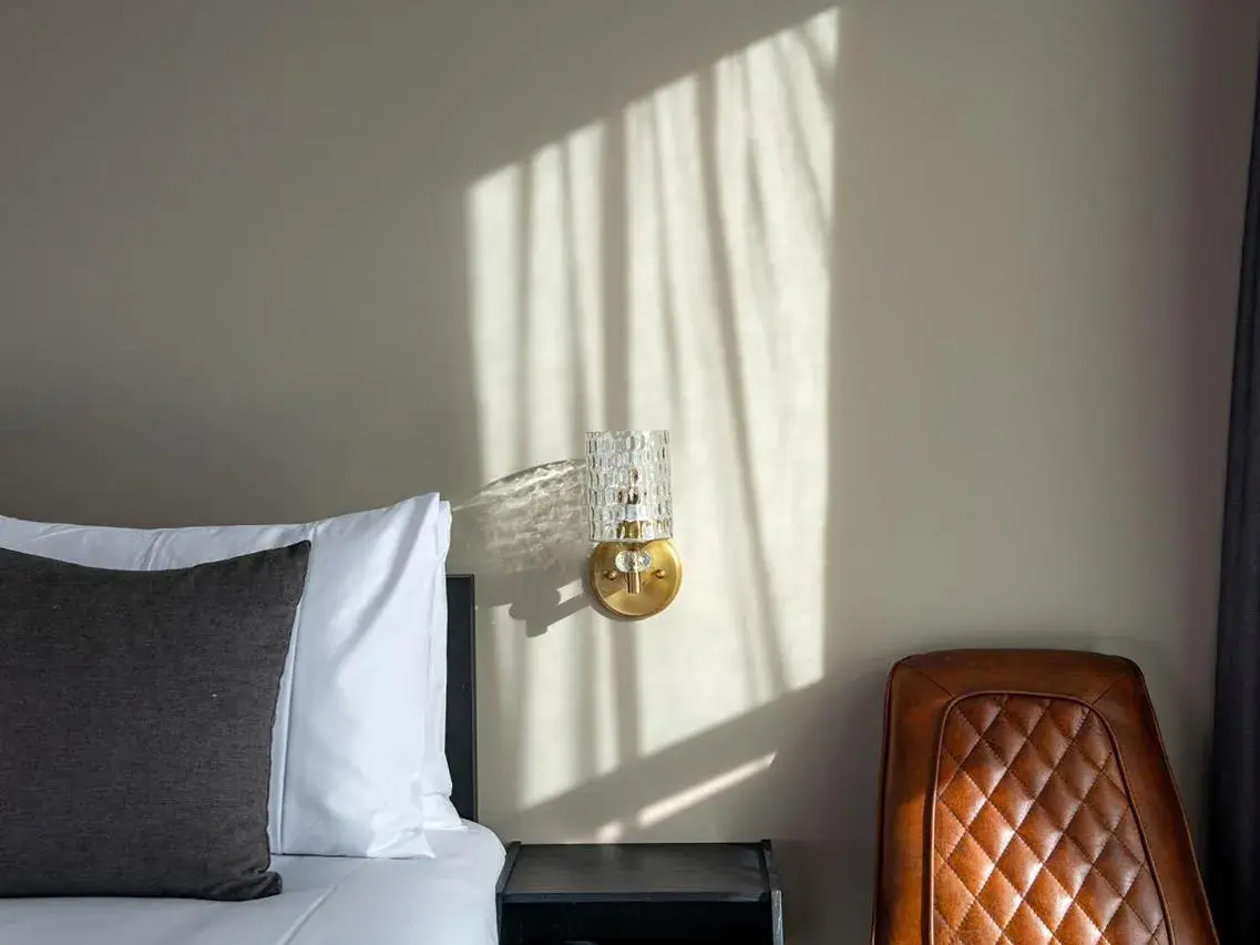 Bedroom, Seating Area in Hotel Alice and Trunk