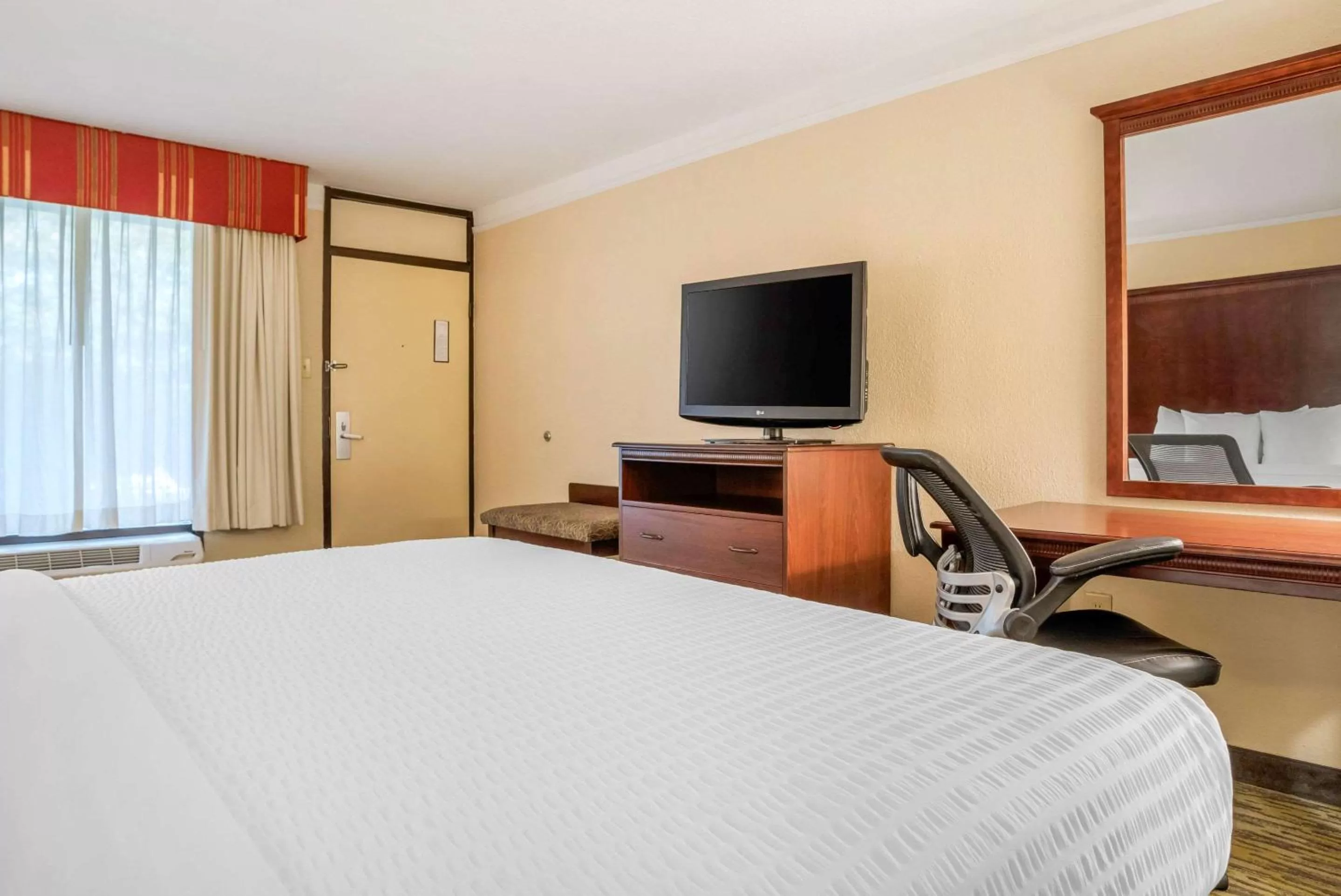 Photo of the whole room, Bed in Clarion Inn Conference Center